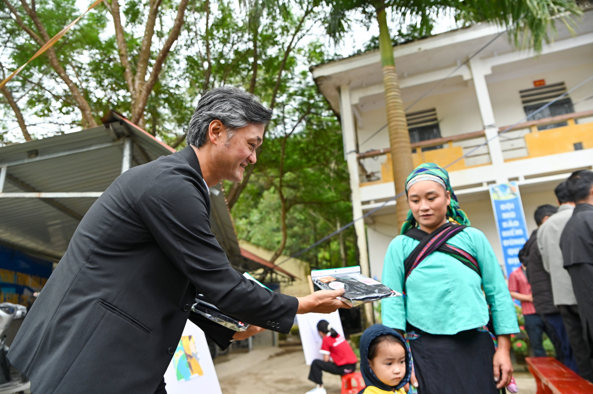 Tặng nhà bán trú và hàng nghìn áo giữ nhiệt cho đồng bào dân tộc Tuyên Quang - 17