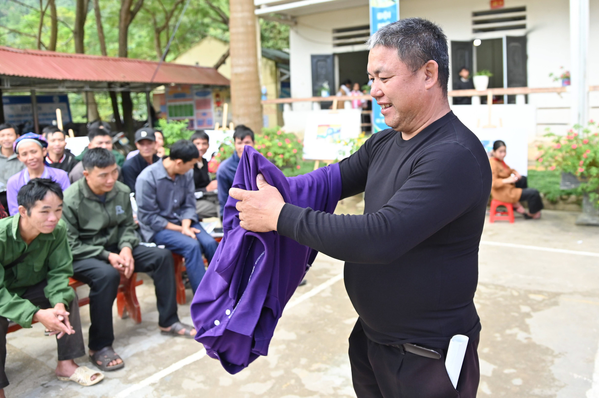 Tặng nhà bán trú và hàng nghìn áo giữ nhiệt cho đồng bào dân tộc Tuyên Quang - 21