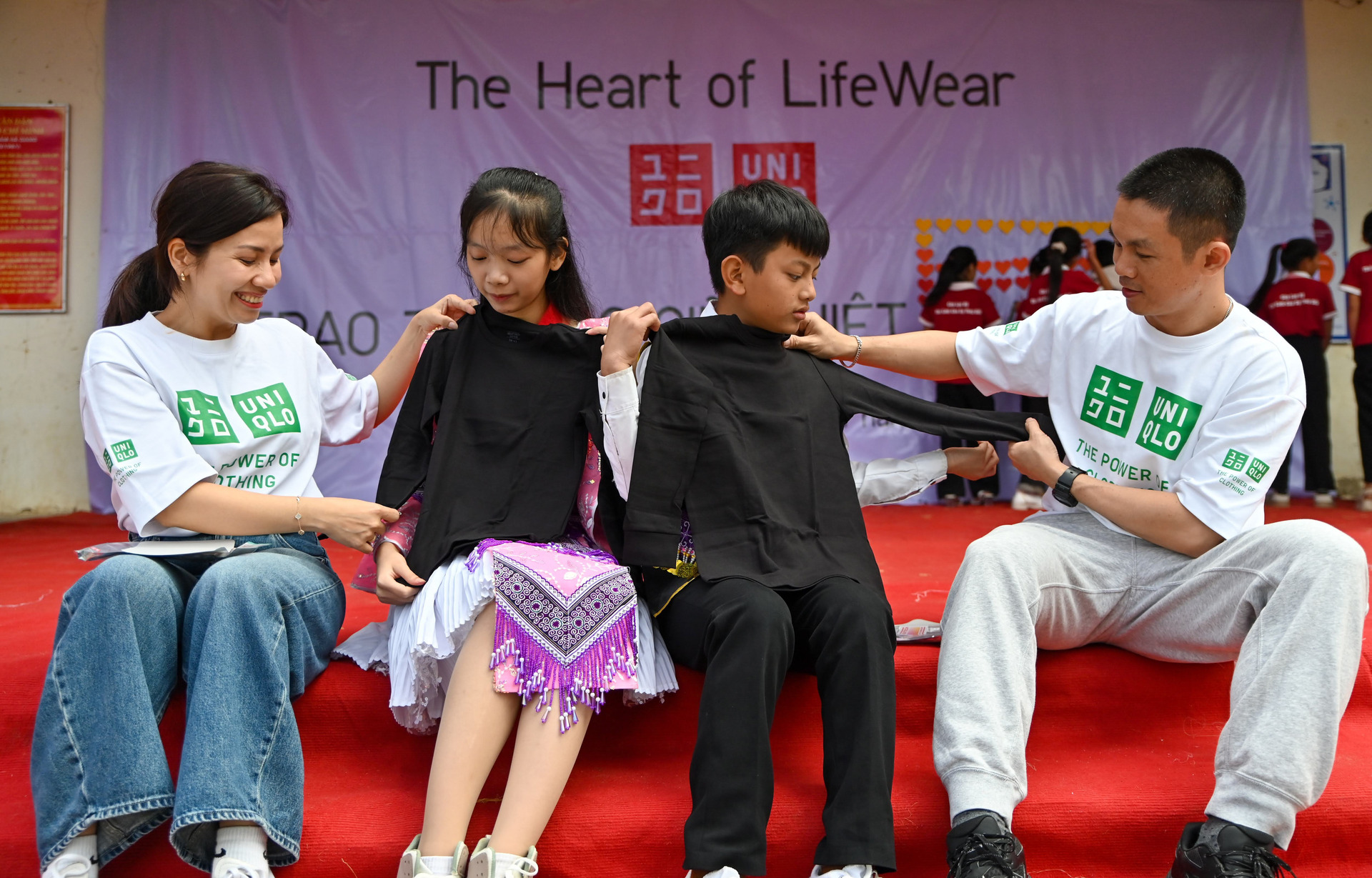 Việc trao tặng áo giữ nhiệt có ý nghĩa đặc biệt quan trọng. Khác với quần áo thông thường, các sản phẩm giữ nhiệt được kỳ vọng sẽ giúp người dân và học sinh chống chọi tốt hơn với nhiệt độ giảm sâu, đặc biệt tại các khu vực trường bán trú.