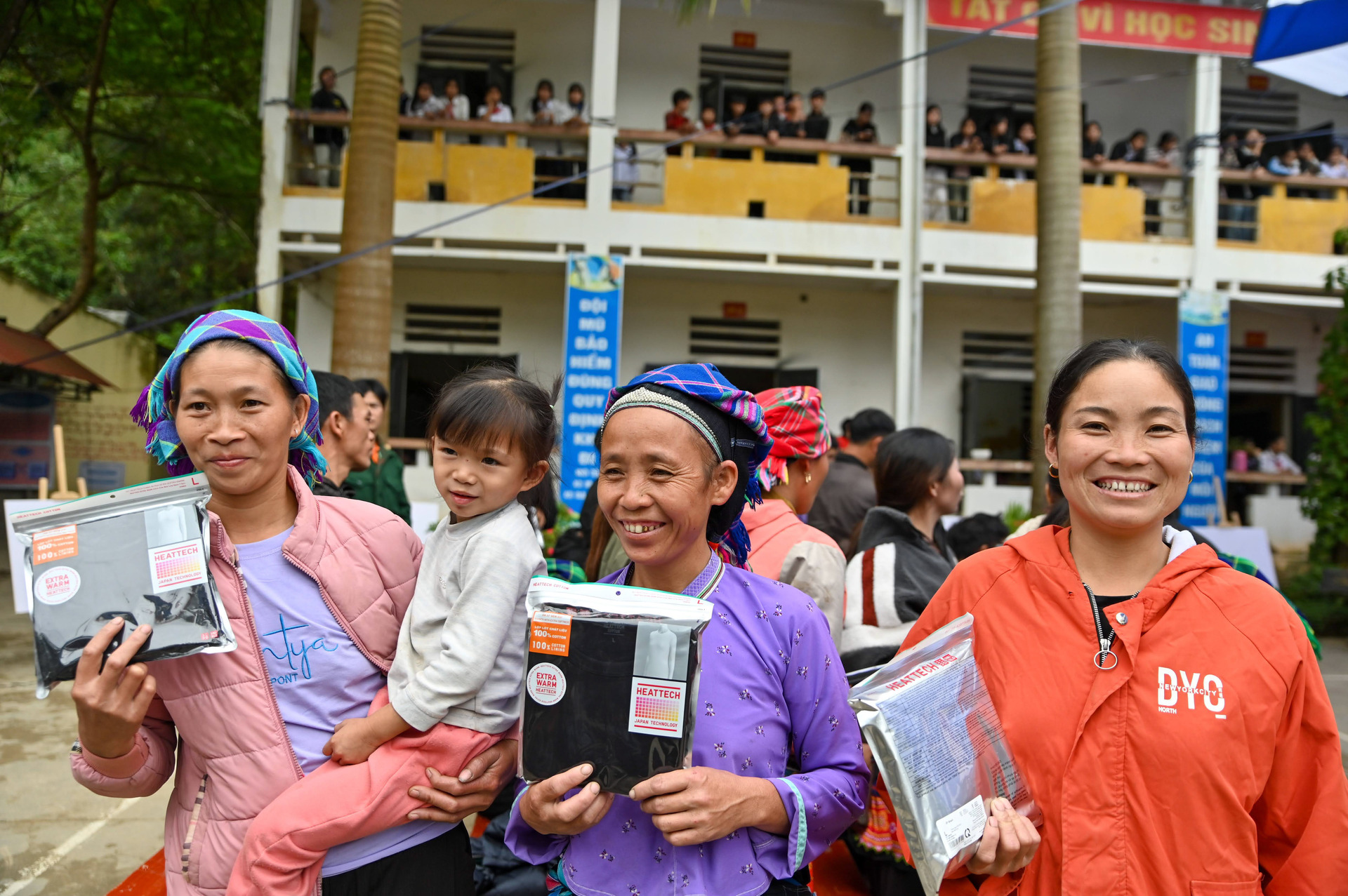 Ai cũng vui vẻ khi được nhận những sản phẩm giữ ấm đến từ xứ Mặt trời mọc.