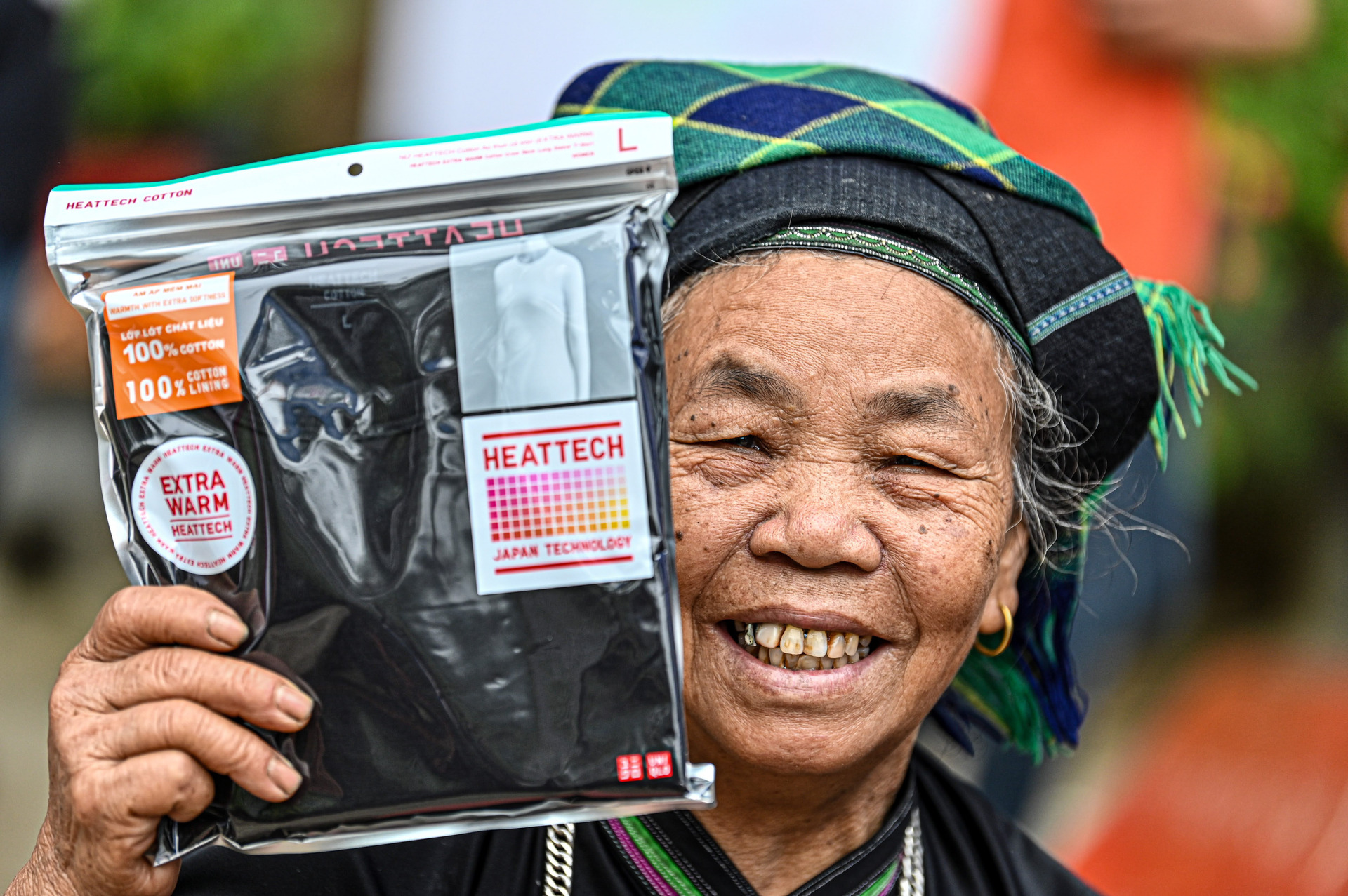 Nụ cười hạnh phúc khi được nhận sản phẩm mang công nghệ giữ nhiệt tốt nhất đến từ Nhật Bản.