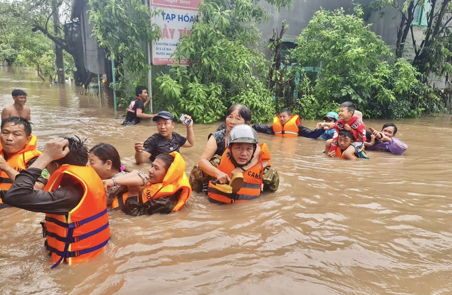 Gia Lai: Sức mạnh tình người đè cơn lũ dữ - 3