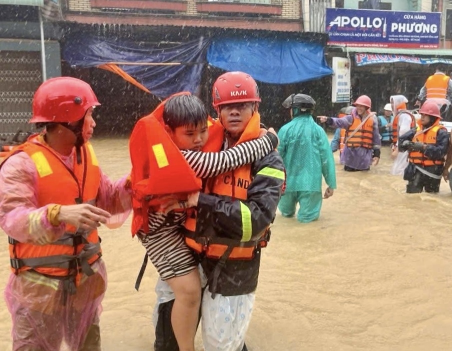 Gia Lai: Sức mạnh tình người đè cơn lũ dữ - 11