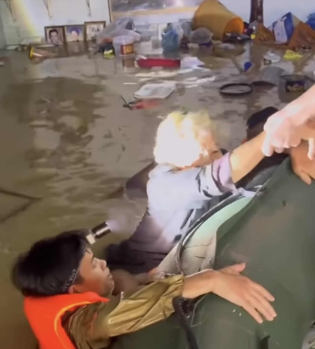 Gia Lai: Sức mạnh tình người đè cơn lũ dữ - 7