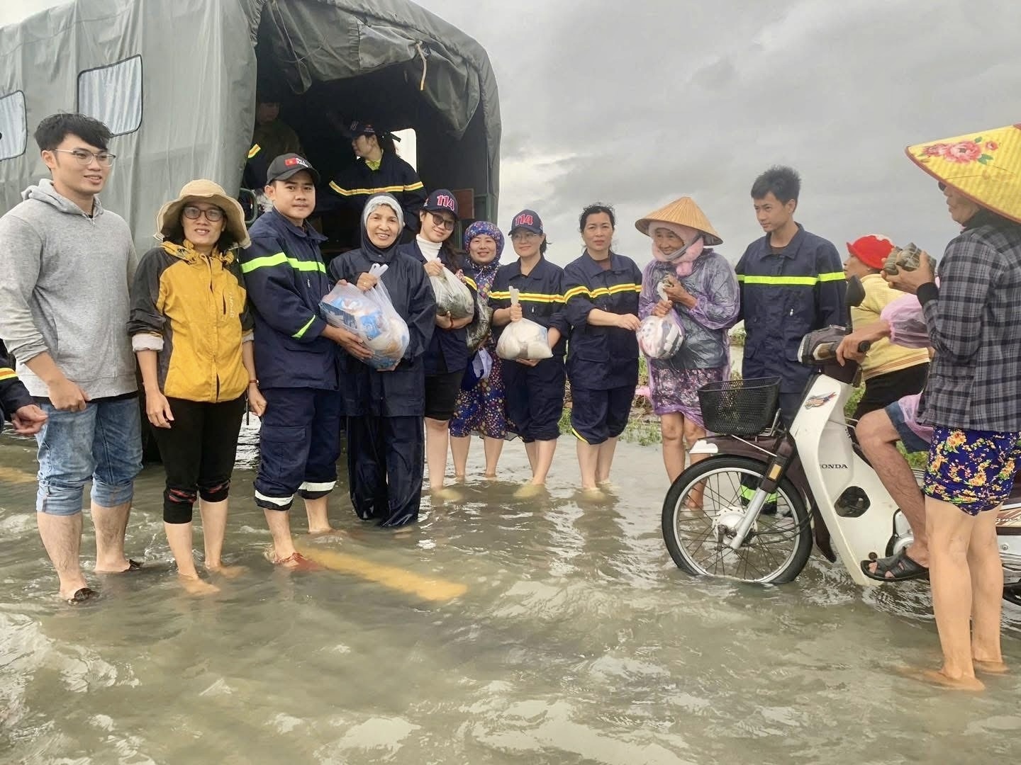 Gia Lai: Sức mạnh tình người đè cơn lũ dữ - 9