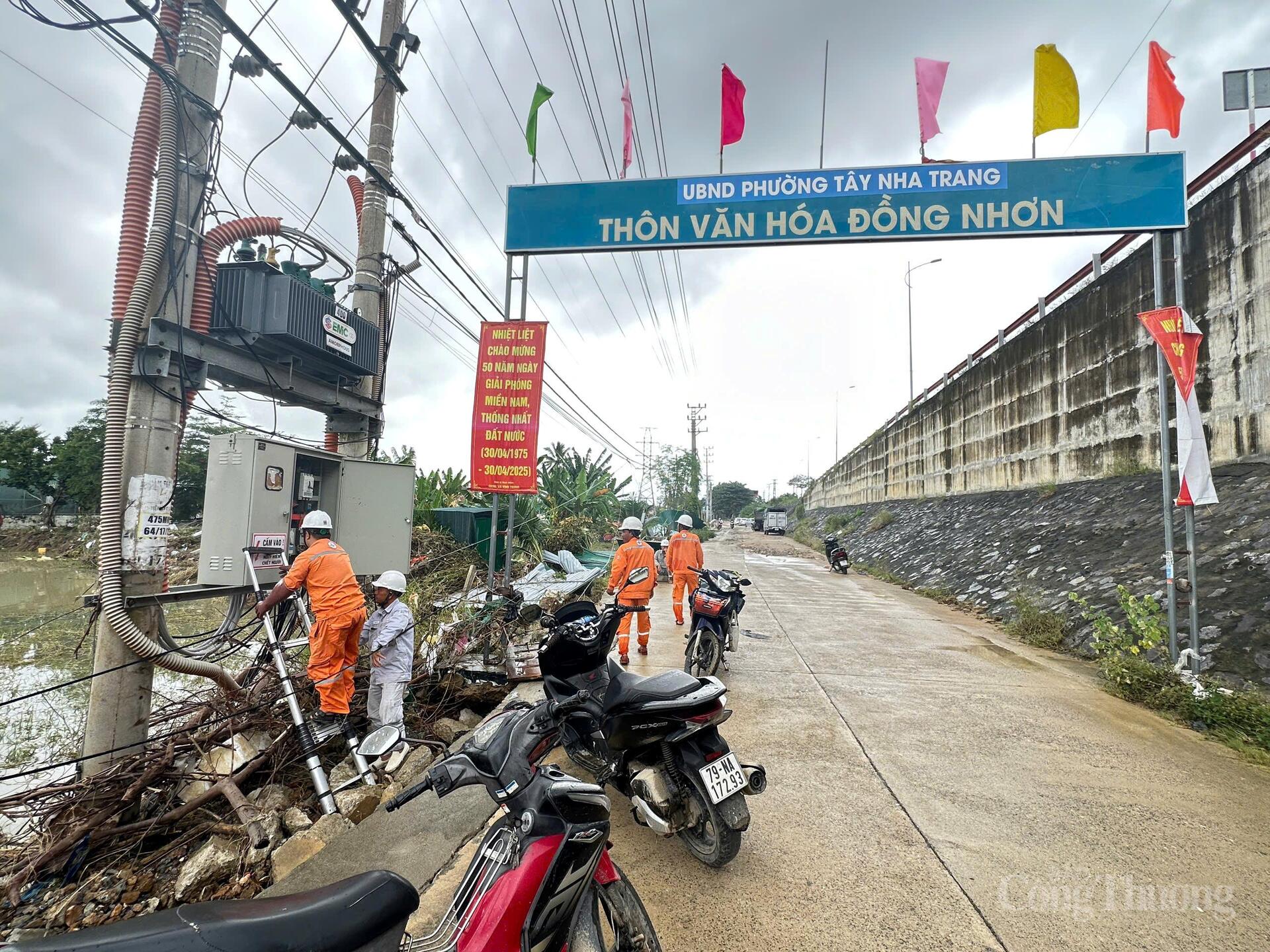 Để đẩy nhanh tiến độ khôi phục cấp điện cho khách hàng bị mất điện do mưa lũ, Công ty Cổ phần Điện lực Khánh Hòa (KHPC) đã huy động hơn 400 cán bộ, kỹ sư, công nhân đến các khu vực bị ngập lụt hỗ trợ khôi phục điện. Ảnh: ĐVCC