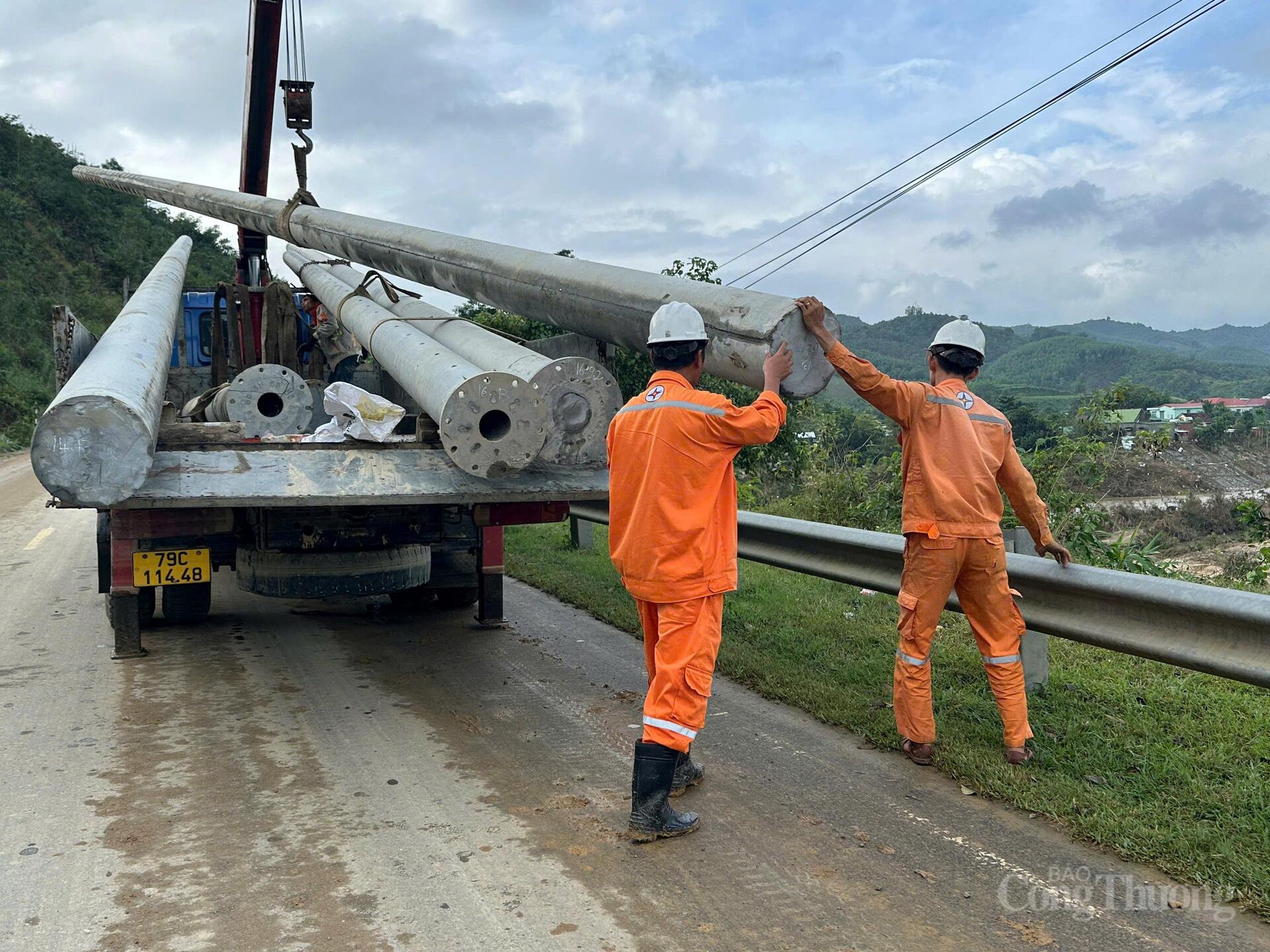 Với phương châm “khẩn trương – quyết liệt – an toàn tuyệt đối”, Công ty Cổ phần Điện lực Khánh Hòa (KHPC) tiếp tục huy động tối đa nhân lực, phương tiện, bám sát hiện trường và triển khai các giải pháp kỹ thuật kịp thời, phấn đấu sớm khôi phục hoàn toàn hệ thống điện trên toàn tỉnh, phục vụ đời sống và sản xuất của nhân dân. Ảnh: ĐVCC