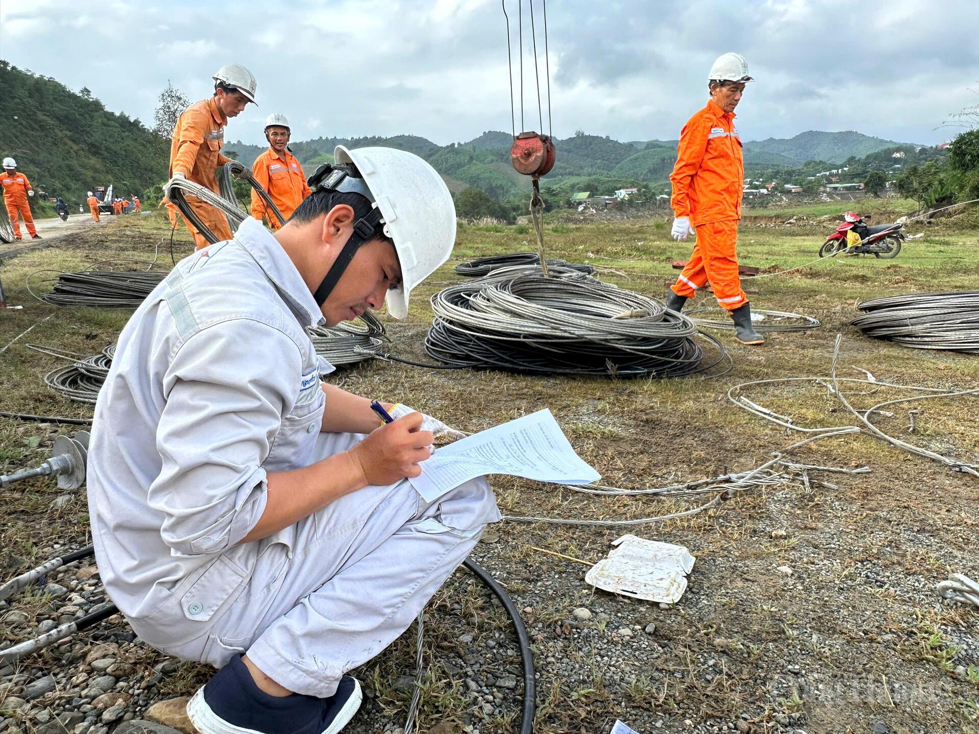 Các kỹ sư, công nhân Công ty Cổ phần Điện lực Khánh Hòa (KHPC) tính toán phương án, khắc phục cấp điện cho người dân. Ảnh: ĐVCC