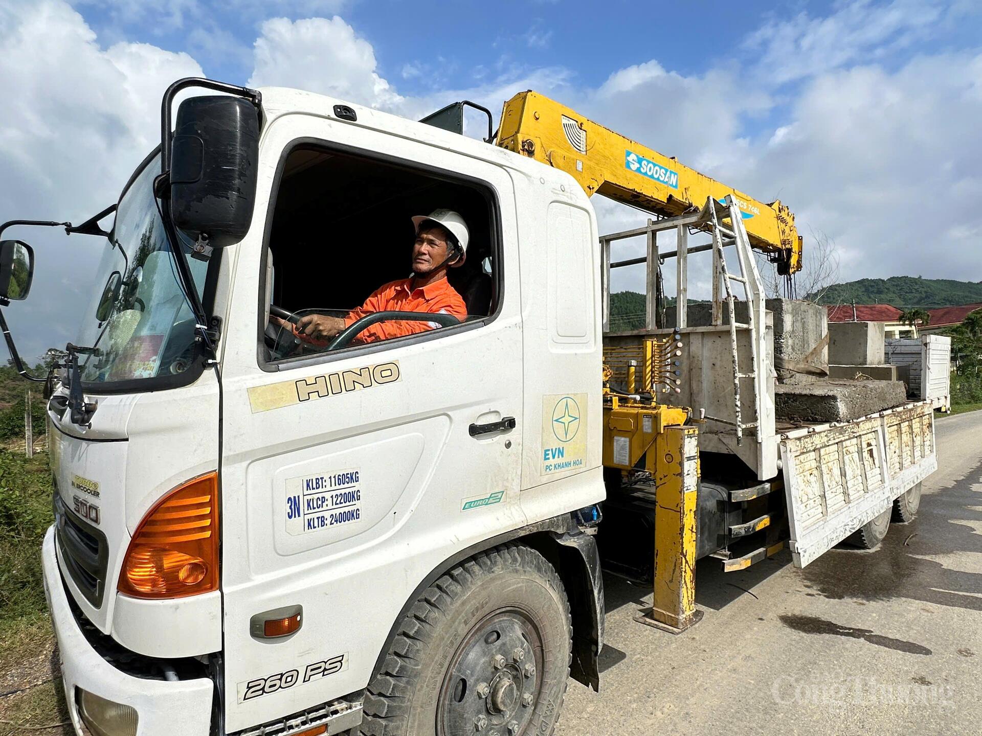 30 phương tiện chuyên dụng được Công ty Cổ phần Điện lực Khánh Hòa (KHPC) huy động, trong đó có 16 xe nâng người, xe cẩu tải và nhiều thiết bị chuyên dụng khác. Ảnh: ĐVCC