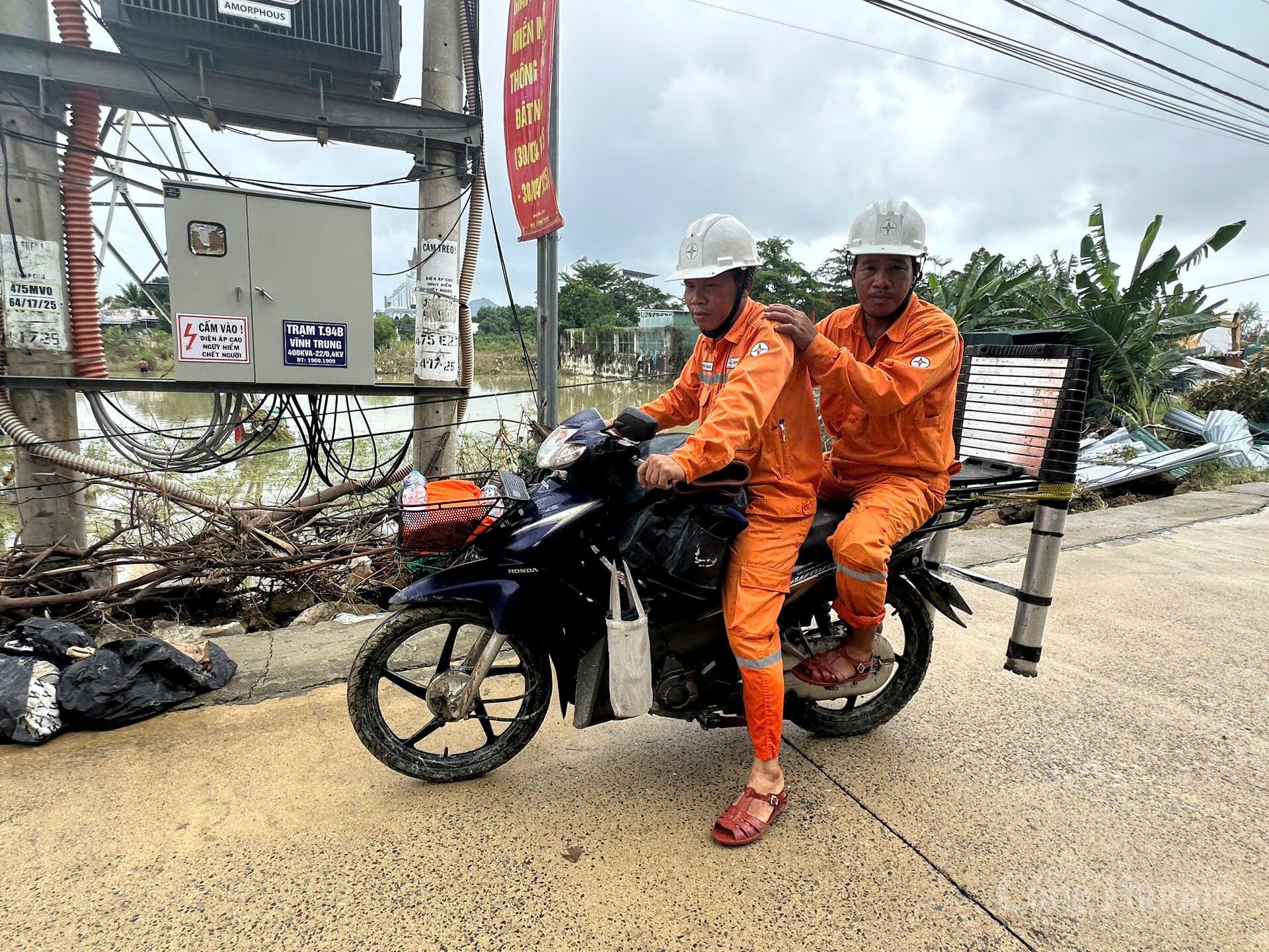 Các "chiến sĩ áo cam” làm việc liên tục, tập trung vệ sinh, xông sấy thiết bị, xử lý từng tủ điện, trạm biến áp để đảm bảo đóng điện an toàn trong thời gian sớm nhất. Ảnh: ĐVCC