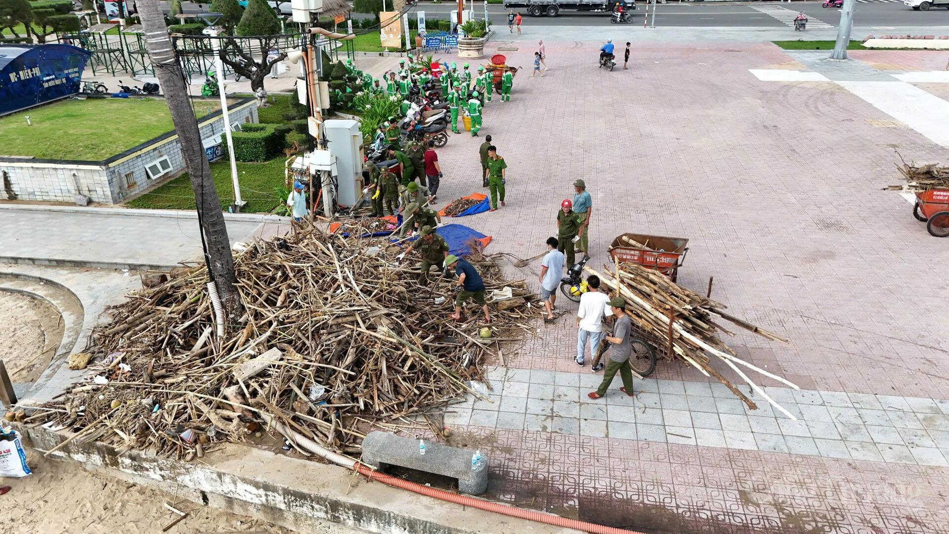 Lực lương chức năng phường Nha Trang và công nhân Công ty Cổ phần Môi trường đô thị Nha Trang thu gom rác tại tại khu vực Quảng trường 2/4, phường Nha Trang, tỉnh Khánh Hòa. Ảnh: Lê Sơn
