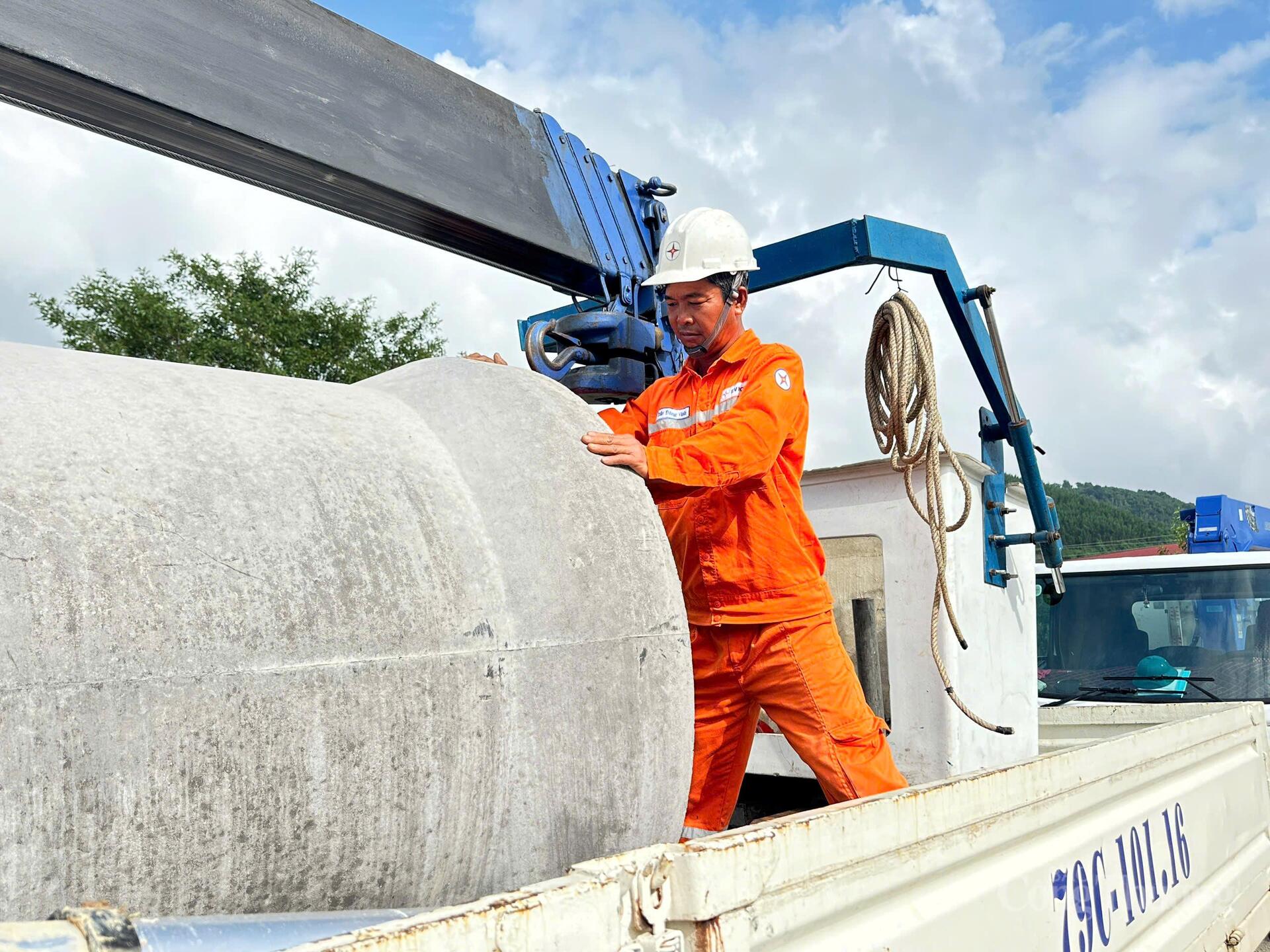 Tại các địa bàn Ninh Hòa, Cam Lâm, Cam Ranh và Khánh Sơn, tỷ lệ cấp điện đã đạt trên 90%. Riêng các khu vực thuộc Diên Khánh và Khánh Vĩnh vẫn chưa thể khôi phục cấp điện hoàn toàn do còn ngập sâu, tiềm ẩn nguy cơ mất an toàn cho người dân và thiết bị. Ảnh: ĐVCC