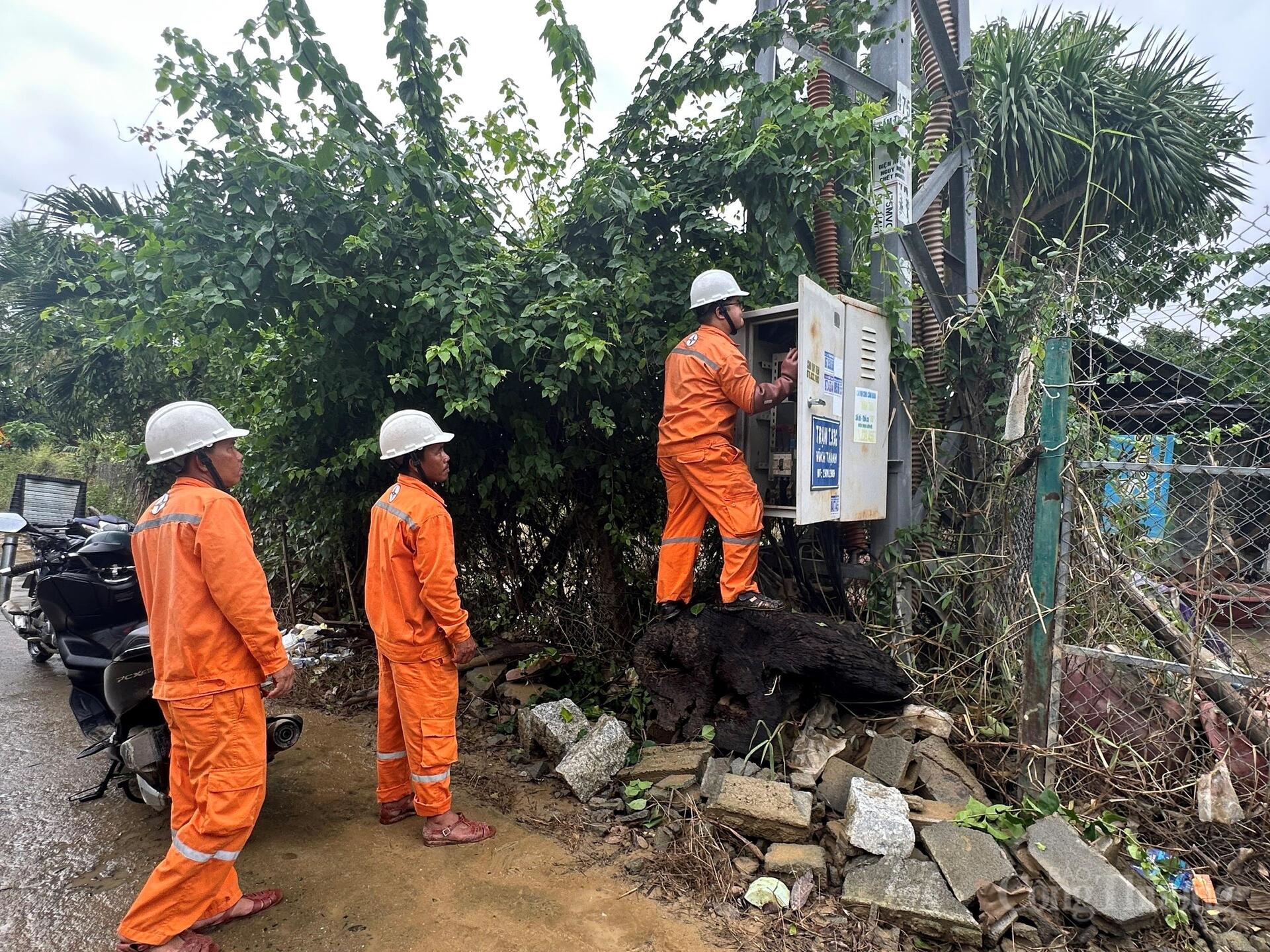 Trước đó, trong ngày 21/11, hơn 80% khách hàng tại khu vực Nha Trang đã được cấp điện trở lại; Nhà máy Nước Võ Cạnh cũng được khôi phục điện ngay trong buổi chiều cùng ngày nhằm đảm bảo cấp nước sinh hoạt cho người dân. Ảnh: ĐVCC