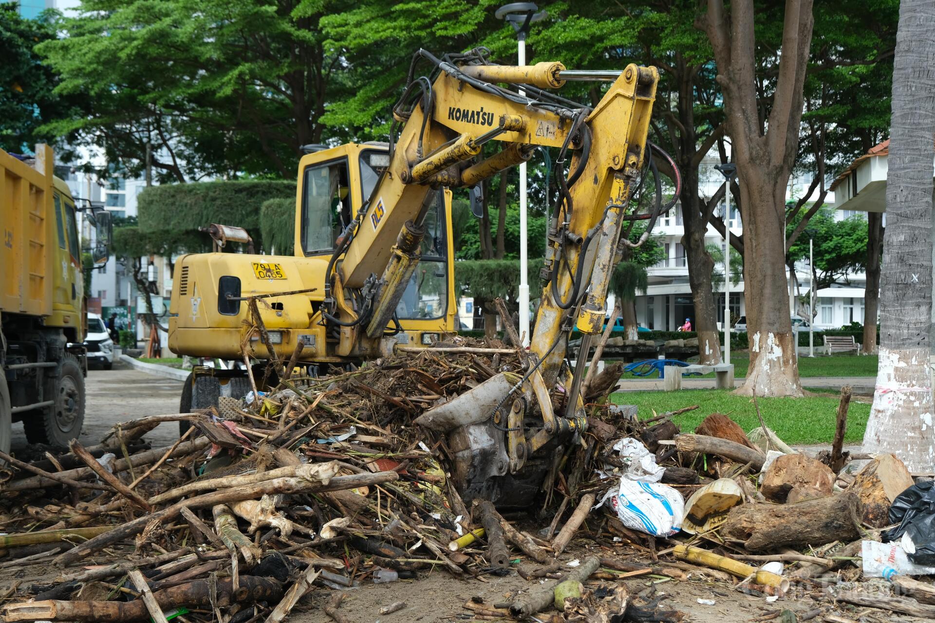 Các loại rác vô cơ và rác hữu cơ được gom riêng và chở đi xử lý, tránh gây mùi khi trời nắng. Ảnh: Lê Sơn