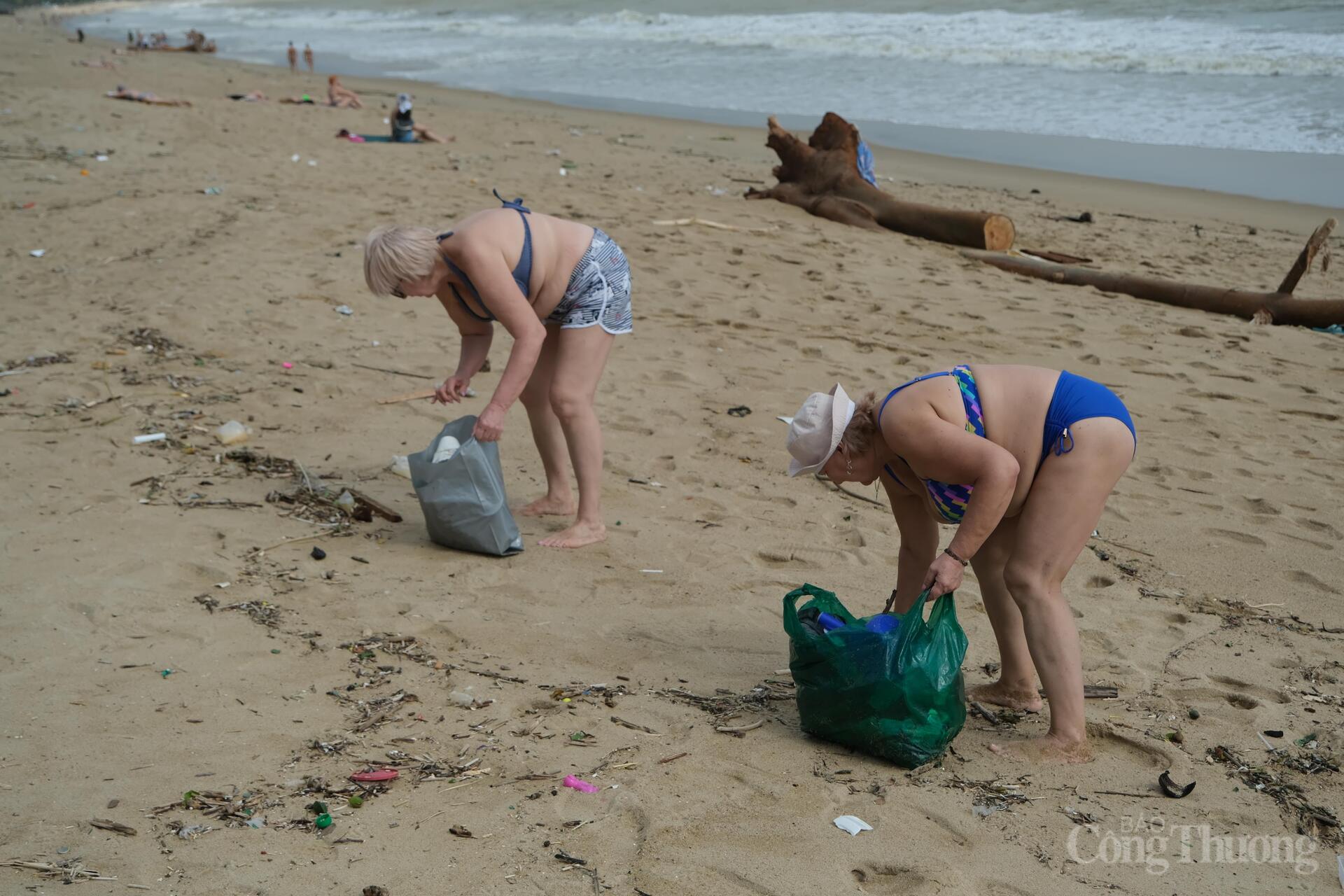 Khánh du lịch nước ngoài cũng chung tay thu gom rác trên bờ biển Trần Phú Nha Trang. Ảnh: Lê Sơn