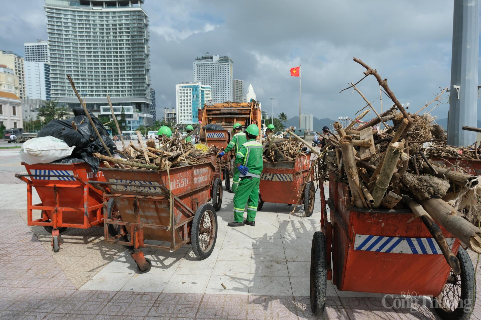 Công nhân Công ty Cổ phần Môi trường đô thị Nha Trang tập kết rác lên xe để chở đi xử lý. Ảnh: Lê Sơn