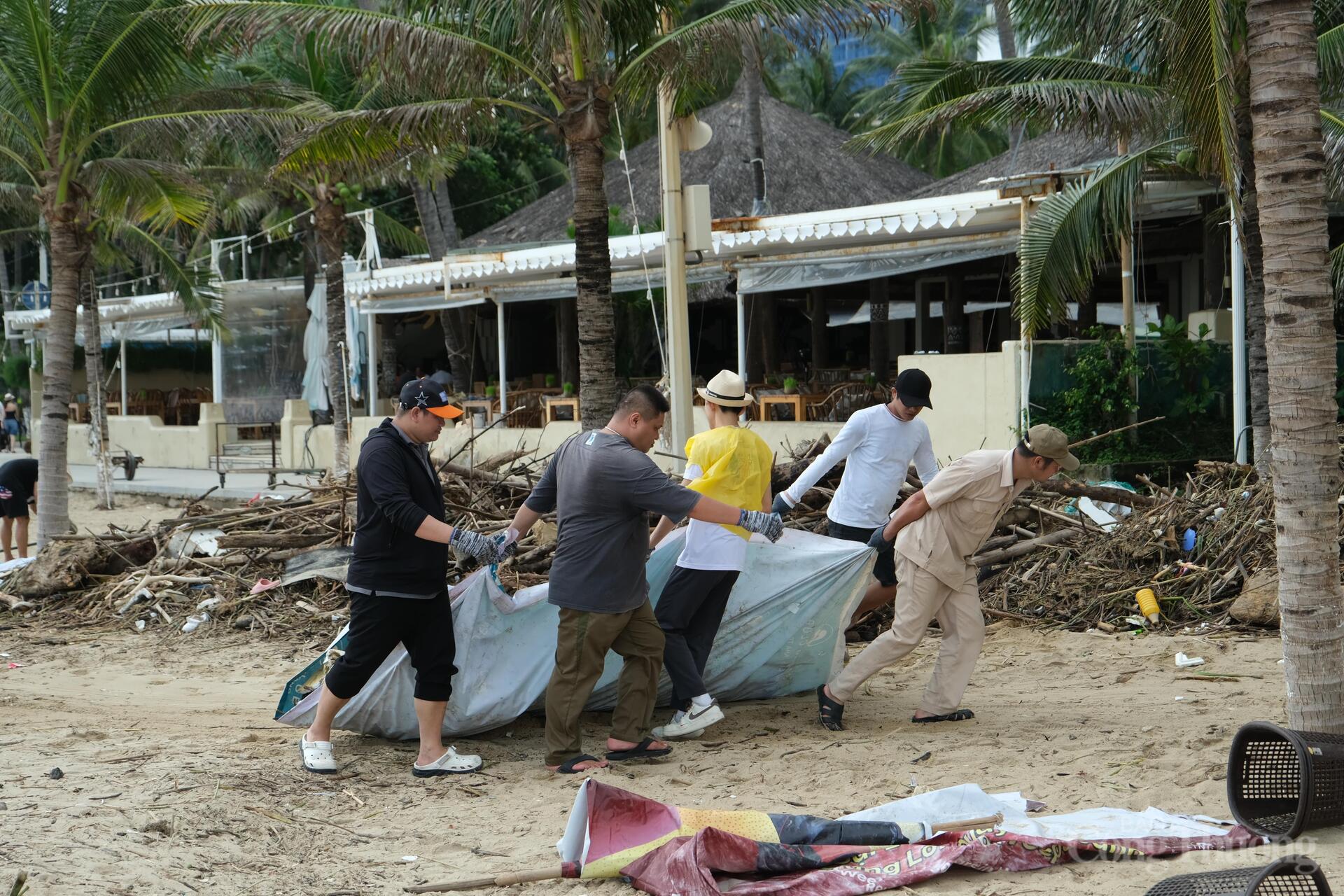 Ngư dân địa phương cùng tham gia, thu dọn rác mắc trong lưới và khu vực gần bến thuyền. Ảnh: Lê Sơn