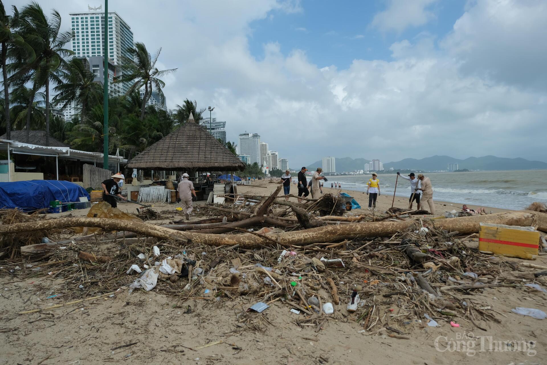 Các nhóm tình nguyện viên và người dân chia khu vực, phối hơp dọn từng dải bờ biển bị rác phủ kín. Ảnh: Lê Sơn
