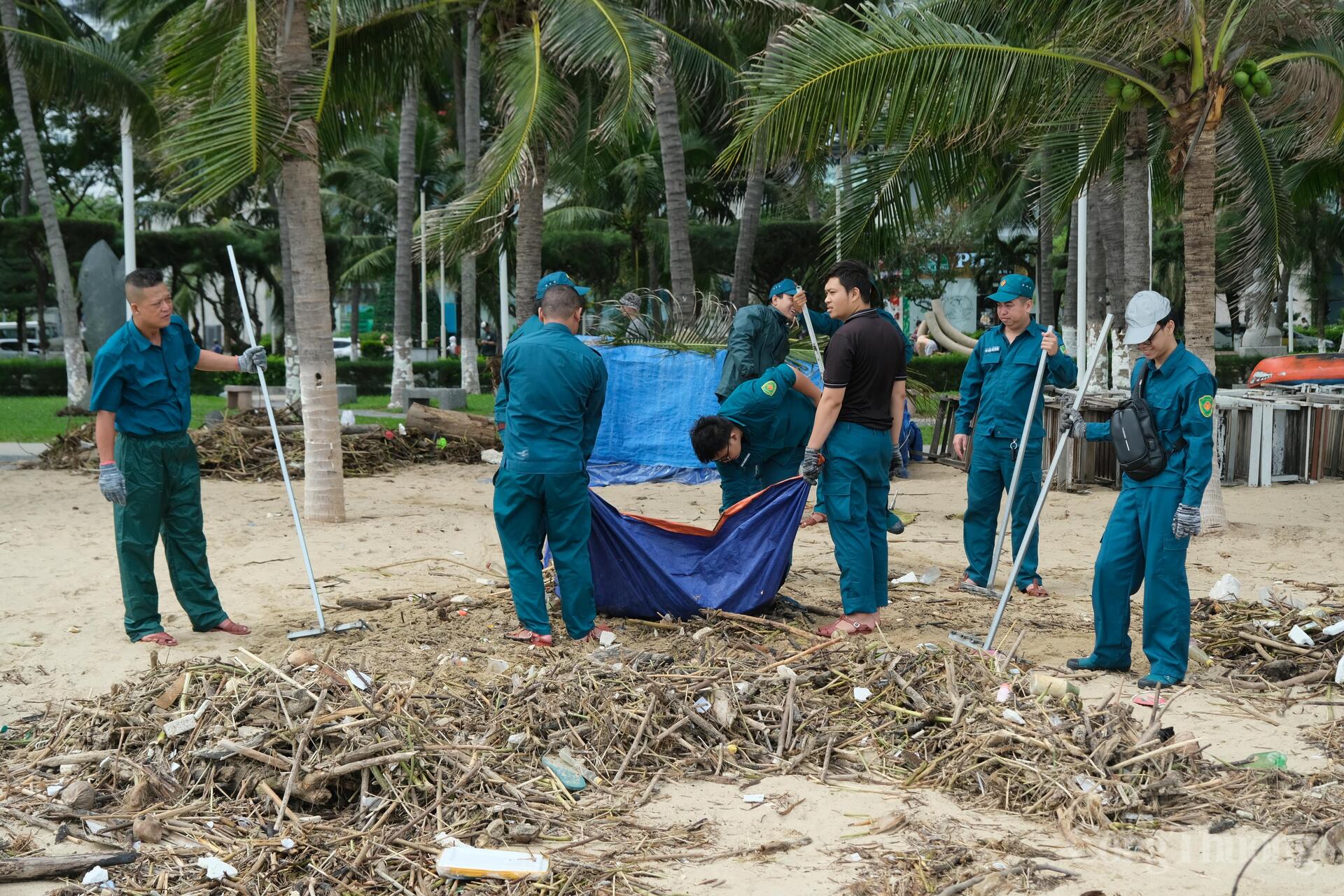 Ban Chỉ huy Quân sự phường Nha Trang cũng huy động lực lượng dân quân tự vệ ra bãi biển thu gom rác thải. Ảnh: Lê Sơn