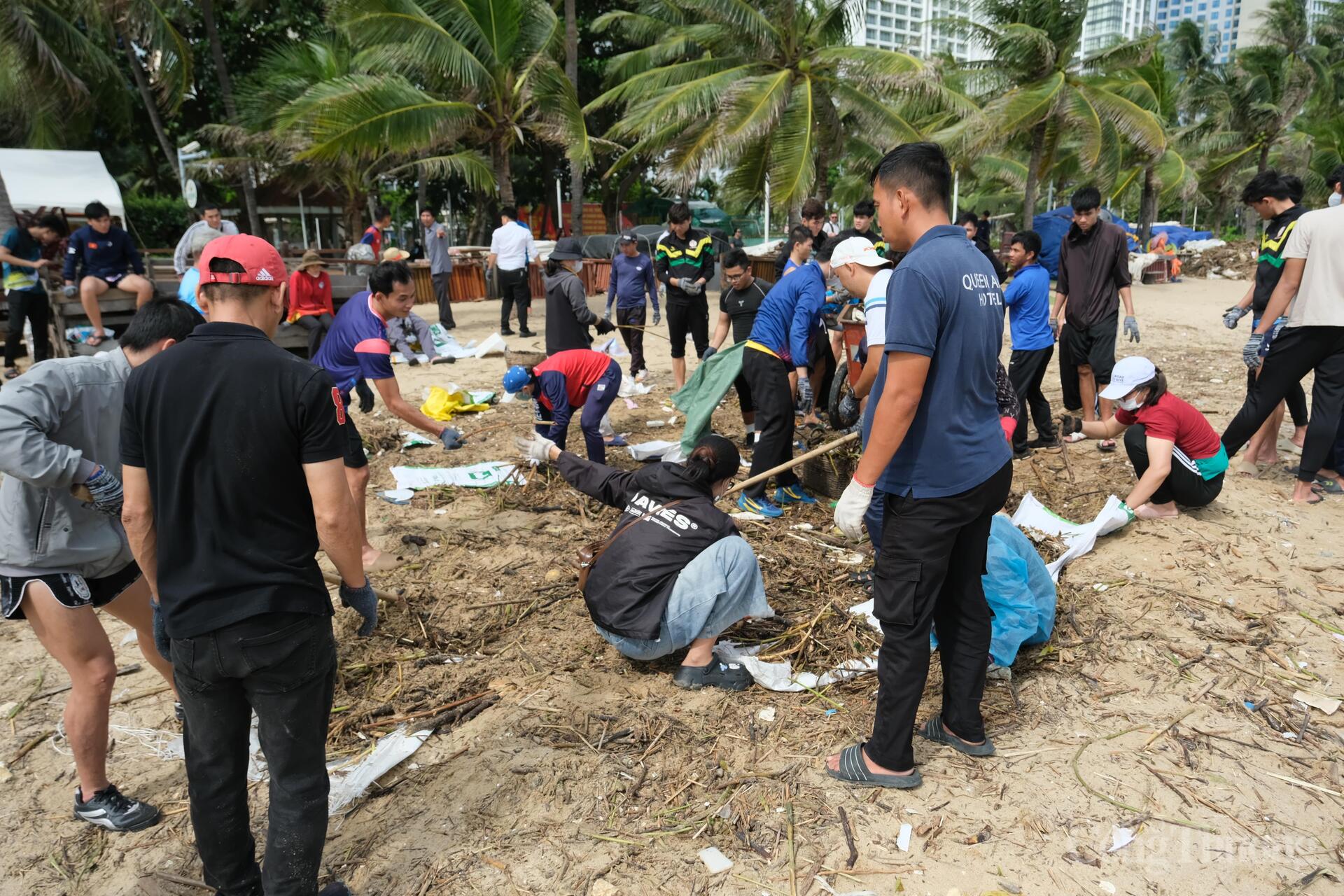 Lực lượng tình nguyện viên mang theo bao tải, găng tay để thu gom rác nhanh nhất có thể. Ảnh: Lê Sơn