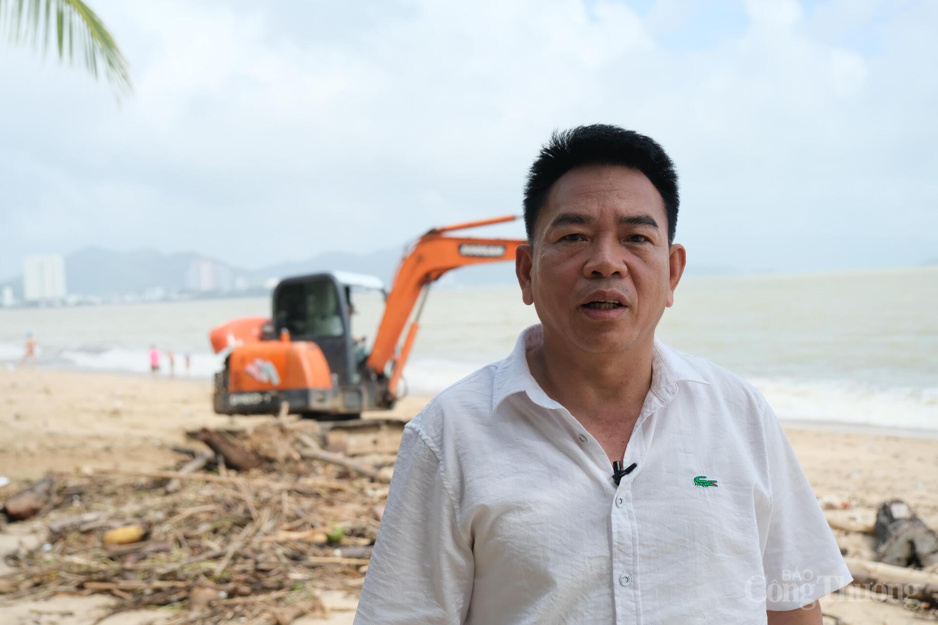 Anh Lê Xuân Thơm, Ủy viên Ban Chấp hành Hiệp hội Du lịch tỉnh Khánh Hòa, Tổng Giám đốc Công ty TNHH Hải Đăng huy động các xe múc đến dọn dẹp rác thải trên bờ biển Nha Trang và làm việc liên tục cả ngày, đêm. Ảnh: Lê Sơn
