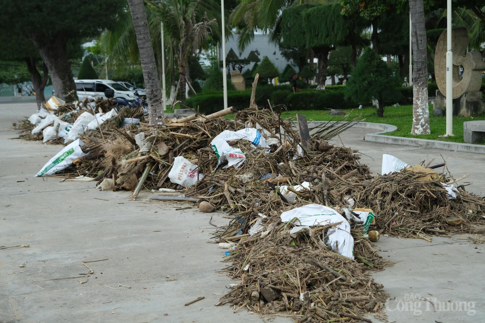 Hàng dài bao tải và rác thải được người dân gom lại để đưa đi xử lý. Ảnh: Lê Sơn