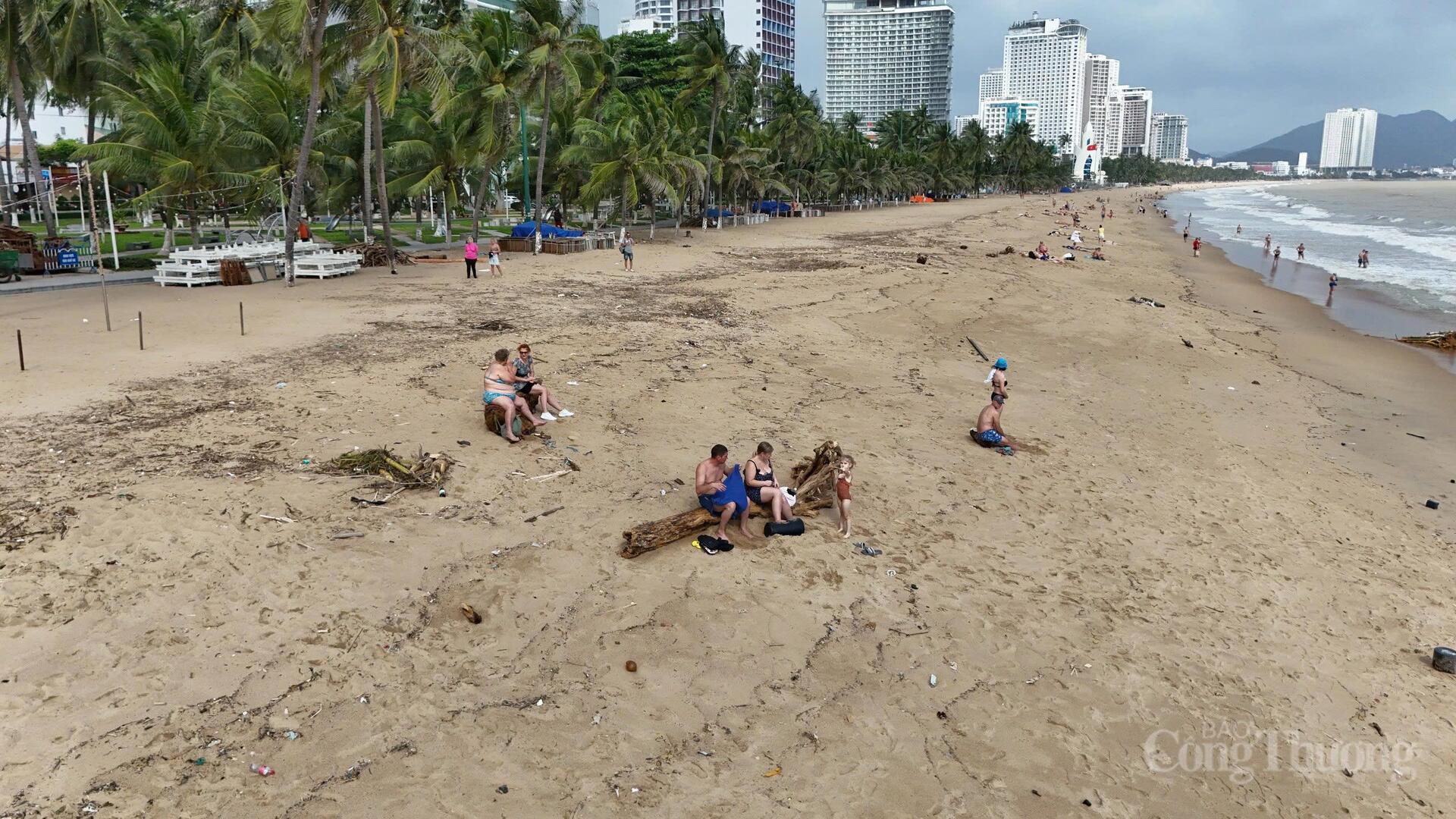 Bãi biển dần trở lại diện mạo sạch sẽ sau nhiều giờ lao động liên tục. Ảnh: Lê Sơn