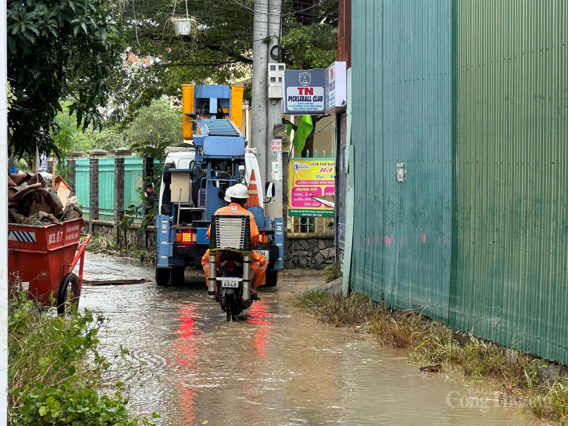 Công ty Cổ phần Điện lực Khánh Hòa (KHPC) ưu tiên hoàn tất kiểm tra hệ thống truyền tải, đồng thời nỗ lực cấp điện trở lại cho khách hàng, trừ các khu vực vẫn còn ngập sâu, chưa đảm bảo điều kiện an toàn. Ảnh: ĐVCC