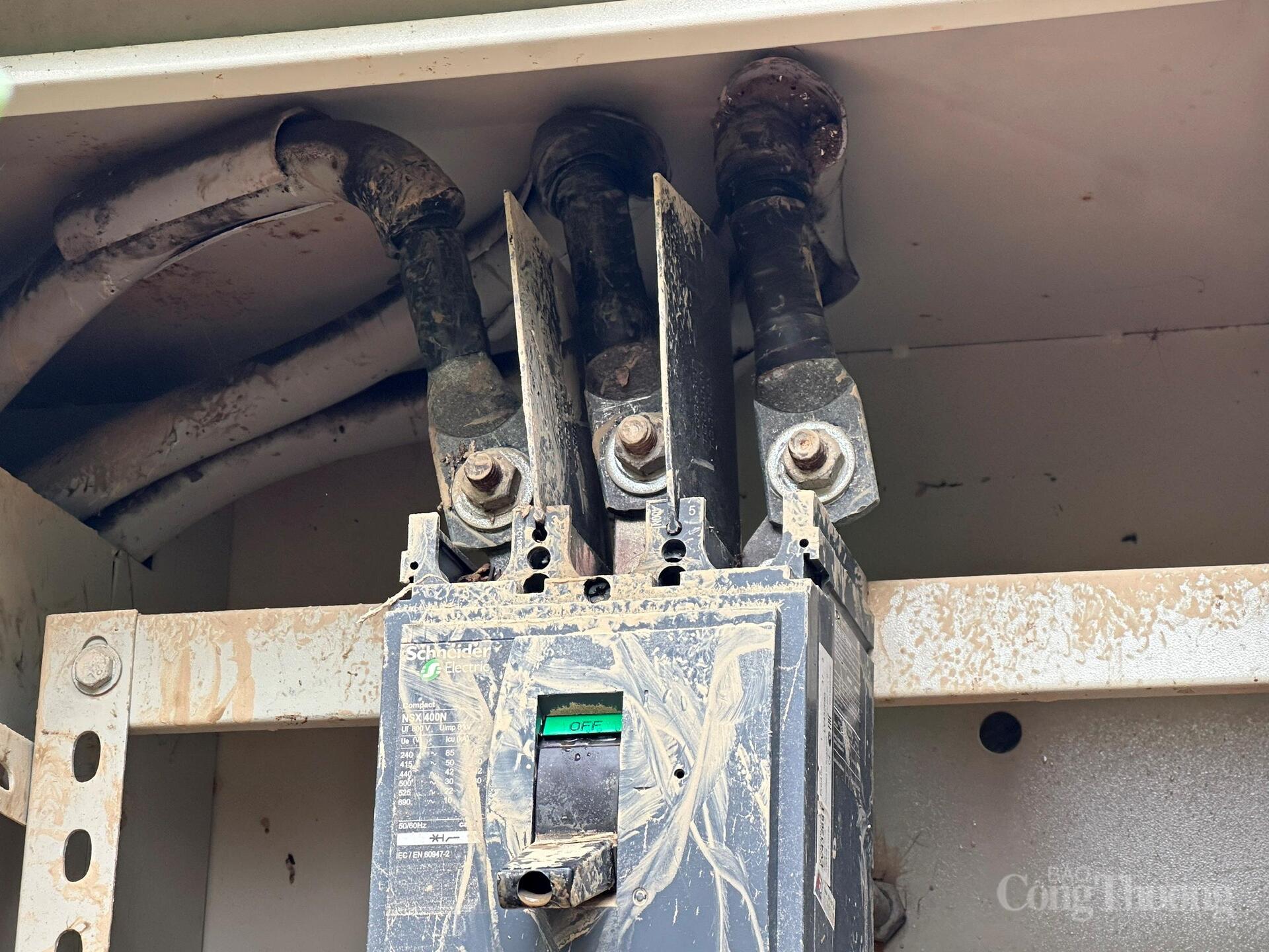 Nước lũ dâng cao khiến các trạm cũng chìm trong nước lũ. Ảnh: ĐVCC