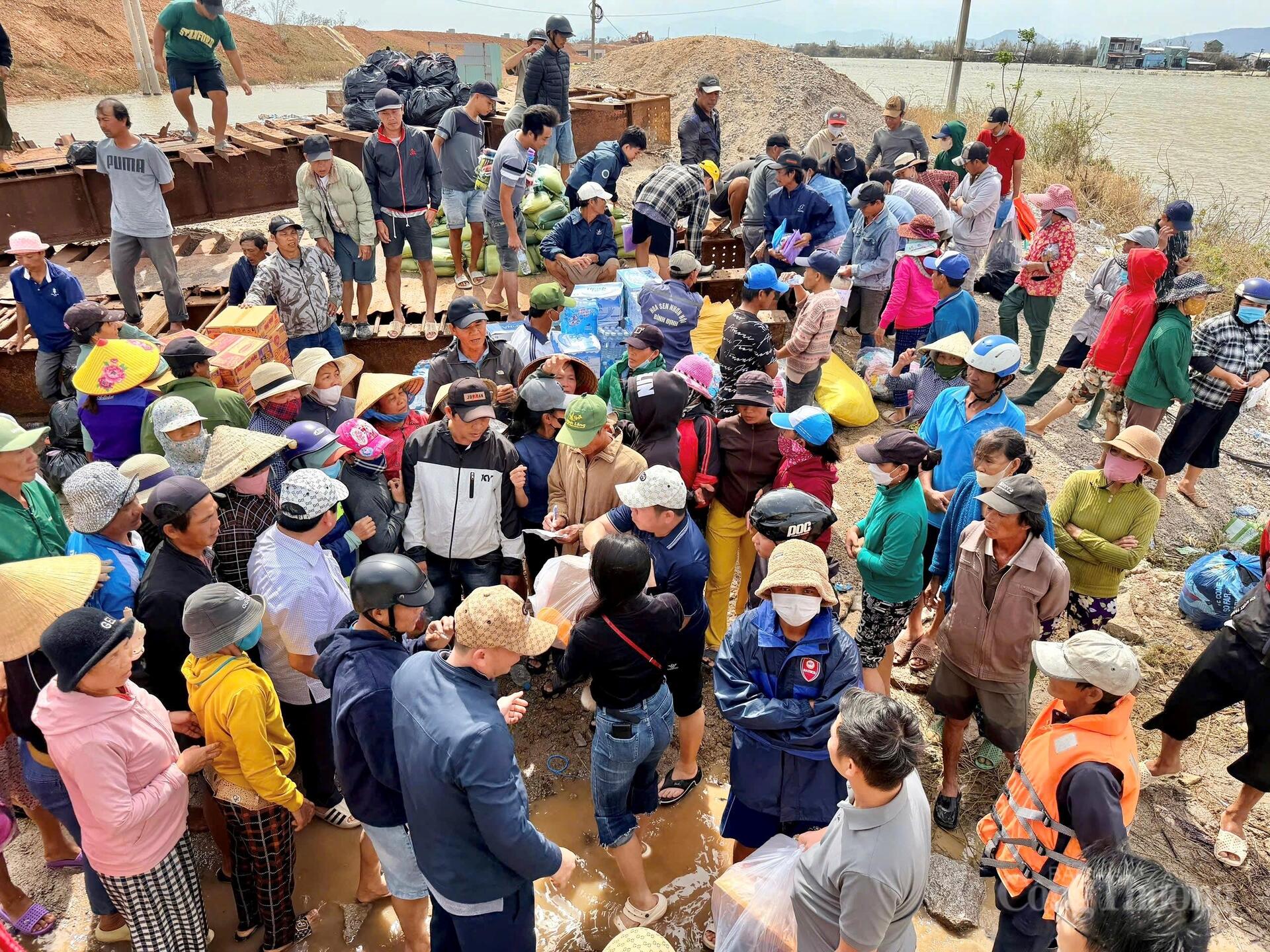 Nỗ lực đưa hàng nghìn phần quà đến người dân vùng rốn lũ Gia Lai - 1