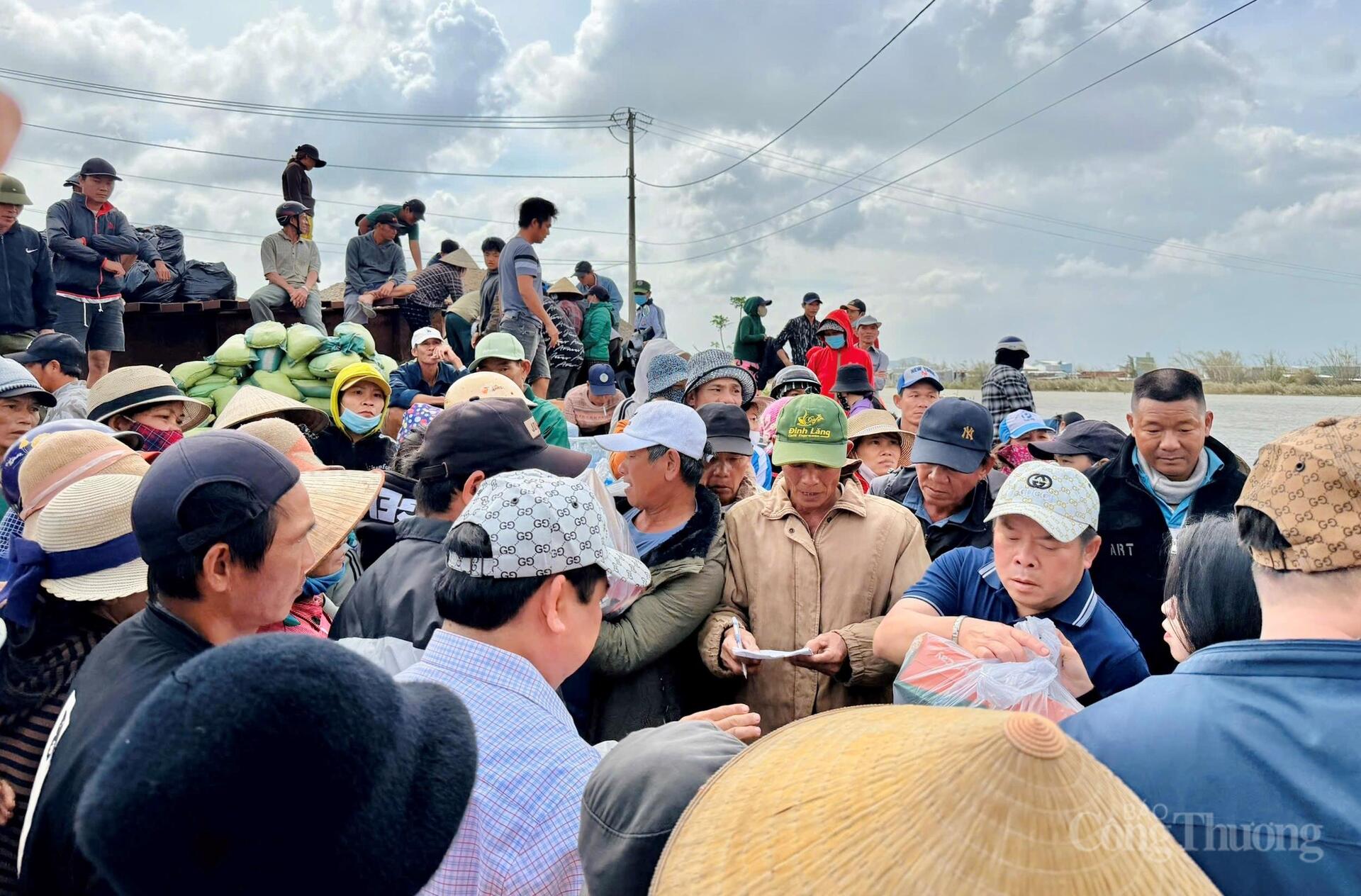 Nỗ lực đưa hàng nghìn phần quà đến người dân vùng rốn lũ Gia Lai - 2