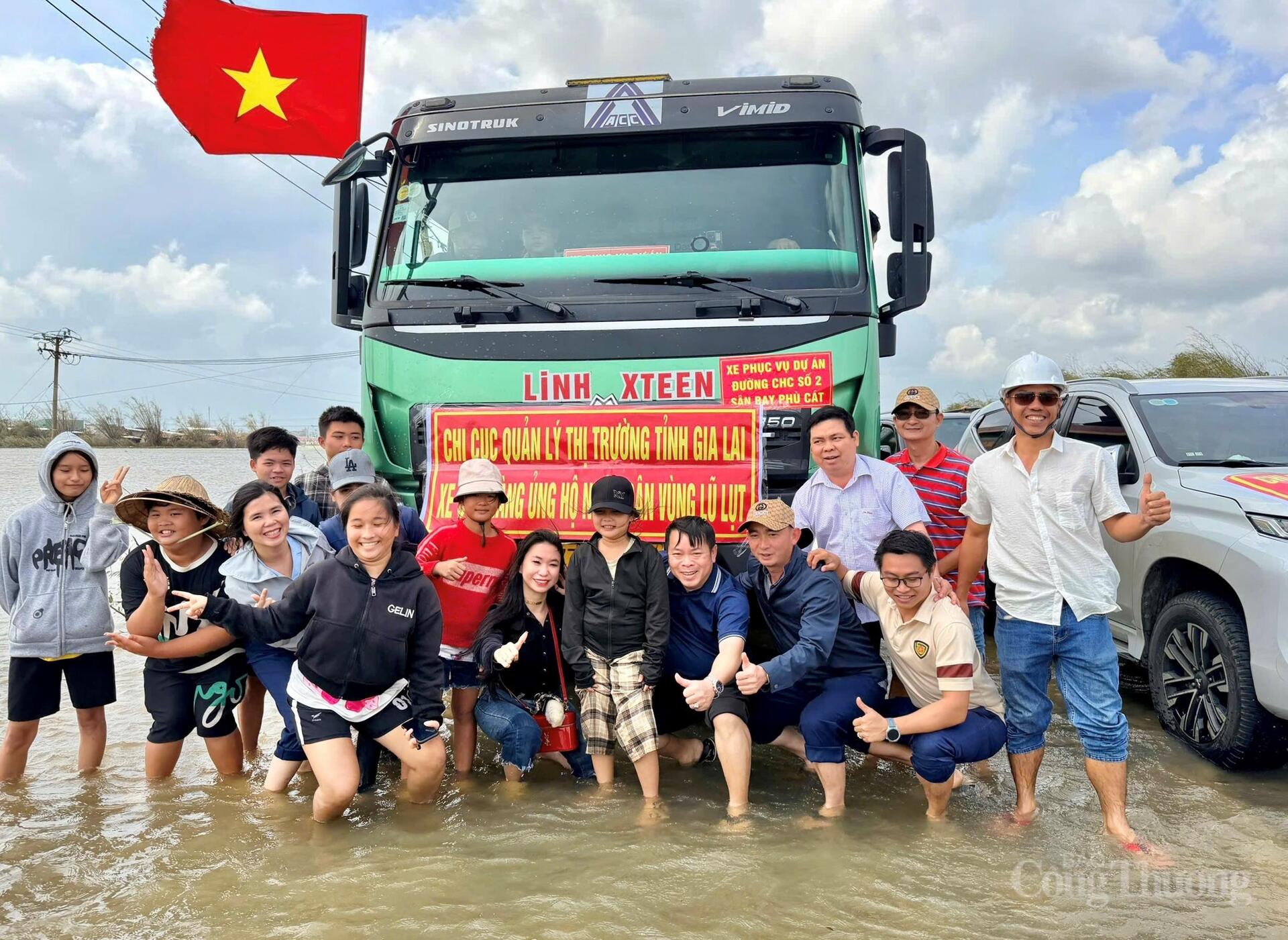 Nỗ lực đưa hàng nghìn phần quà đến người dân vùng rốn lũ Gia Lai - 13