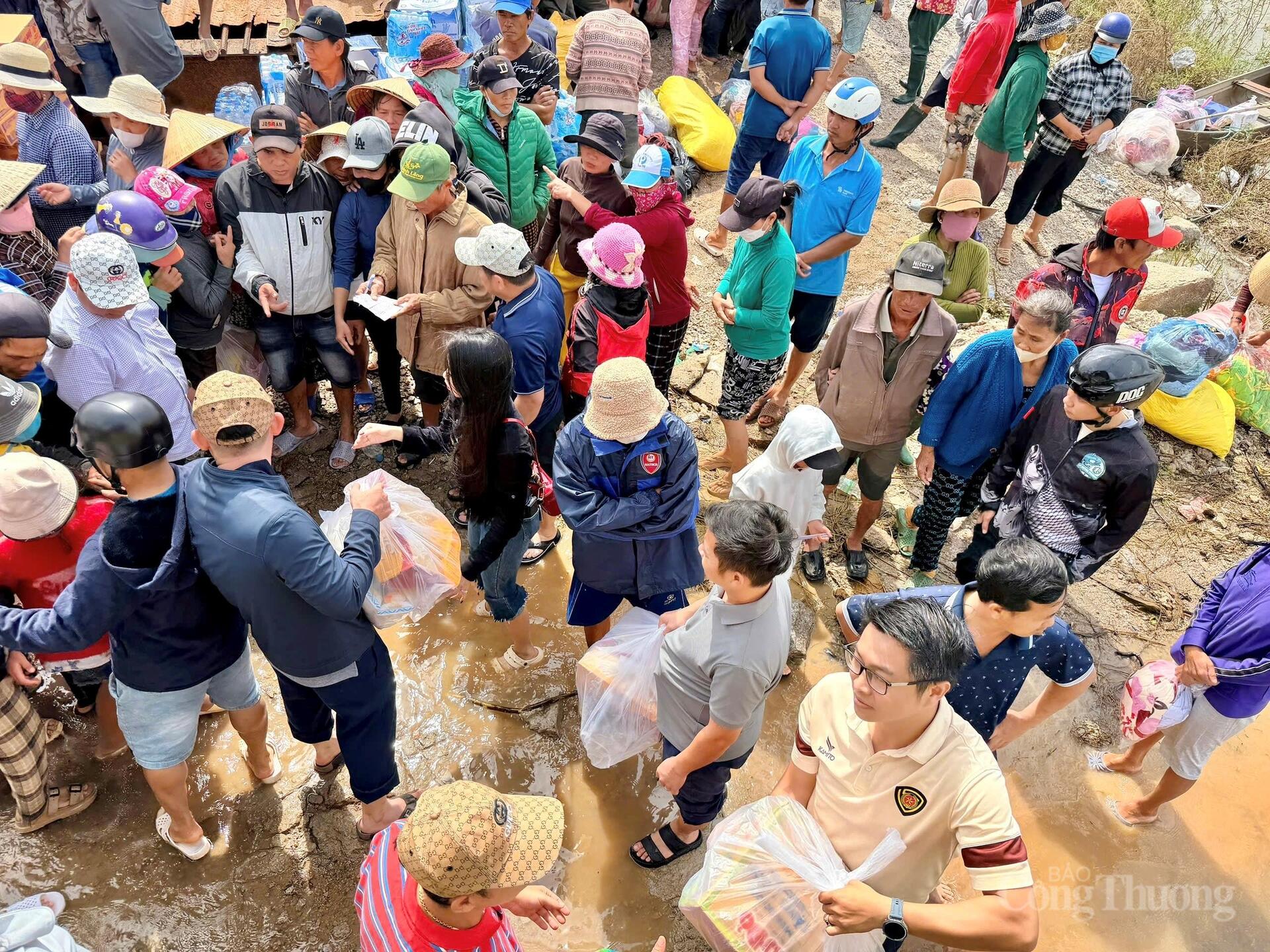 Nỗ lực đưa hàng nghìn phần quà đến người dân vùng rốn lũ Gia Lai - 9