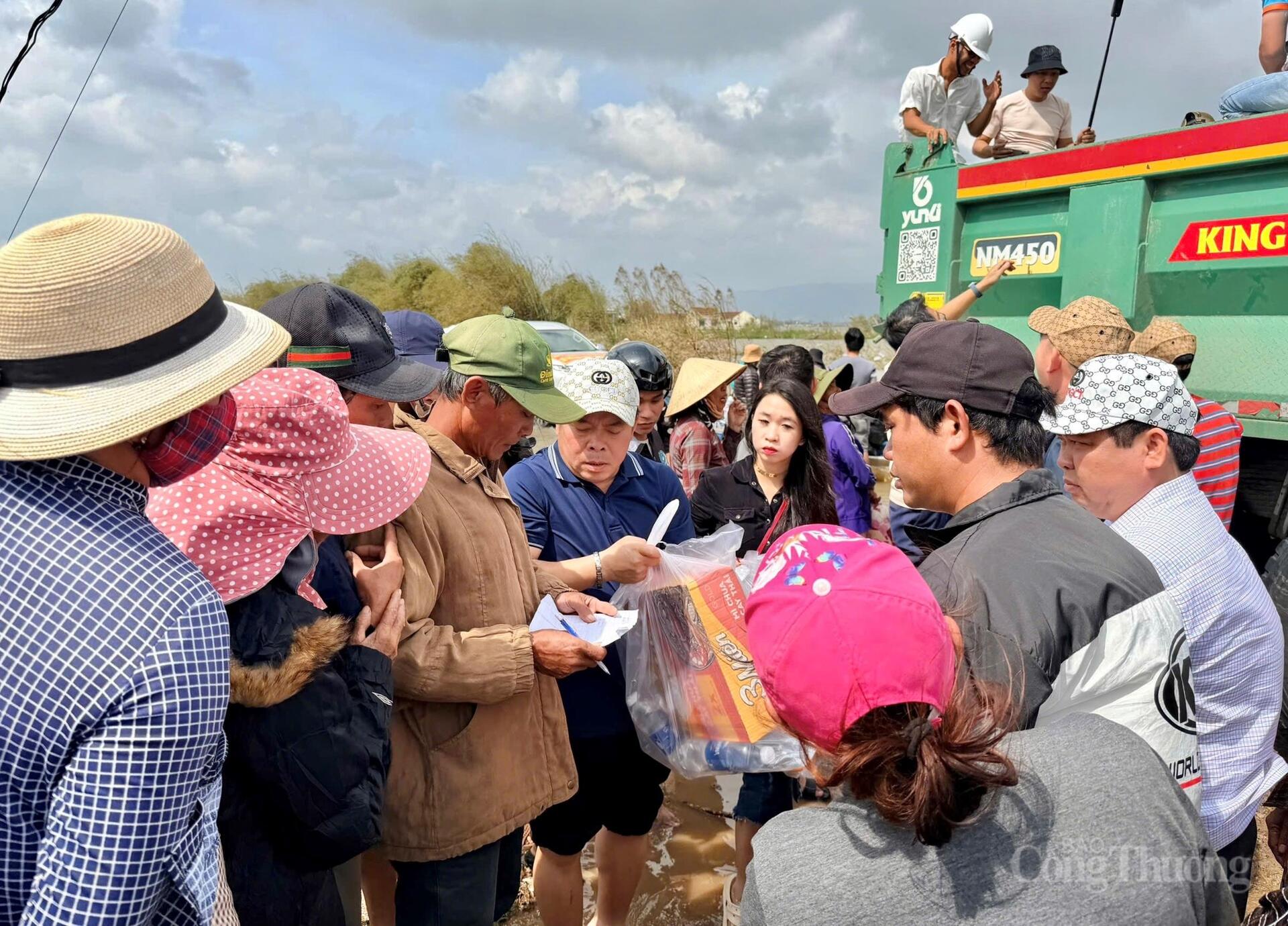 Nỗ lực đưa hàng nghìn phần quà đến người dân vùng rốn lũ Gia Lai - 10