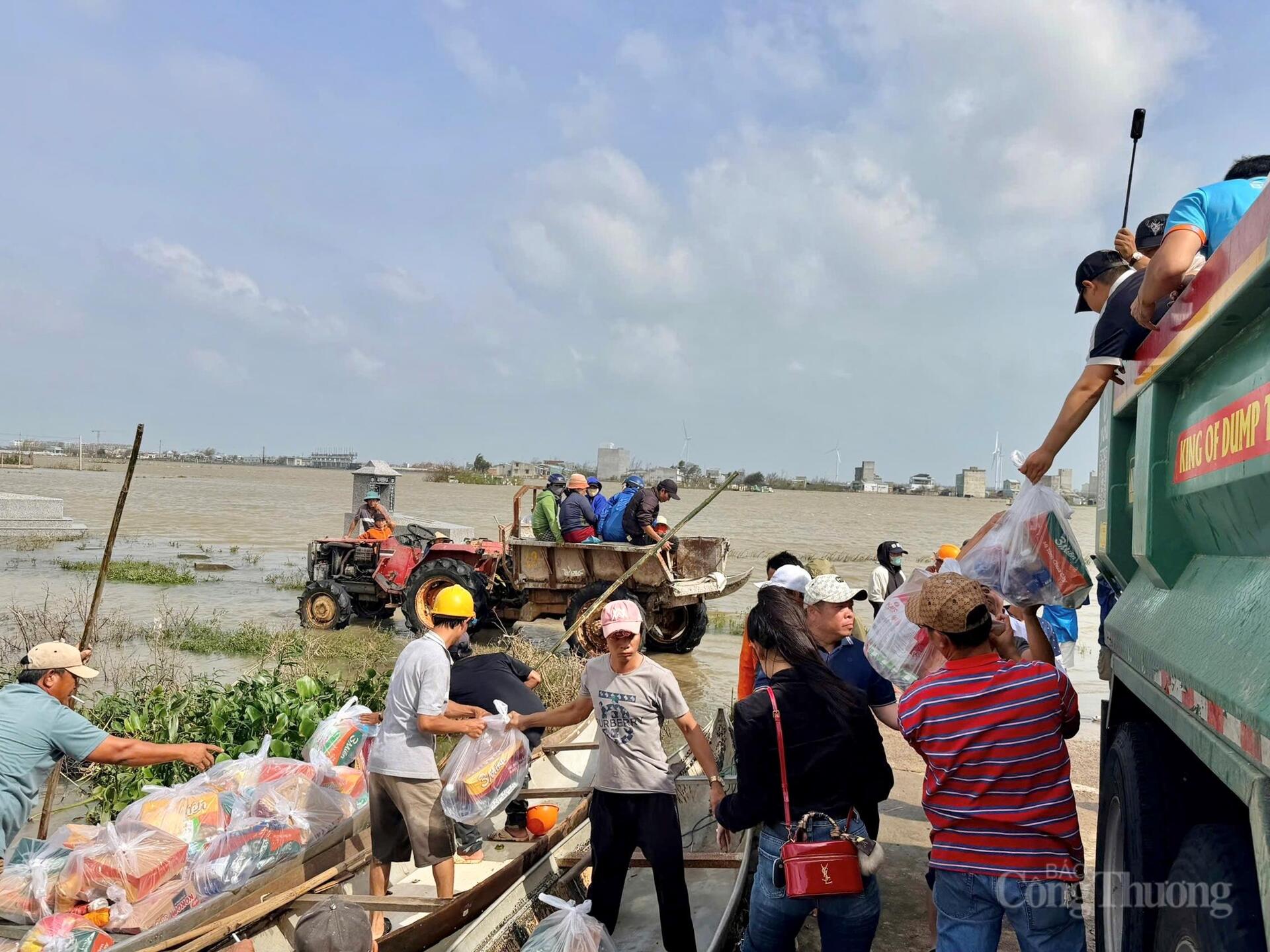 Nỗ lực đưa hàng nghìn phần quà đến người dân vùng rốn lũ Gia Lai - 11