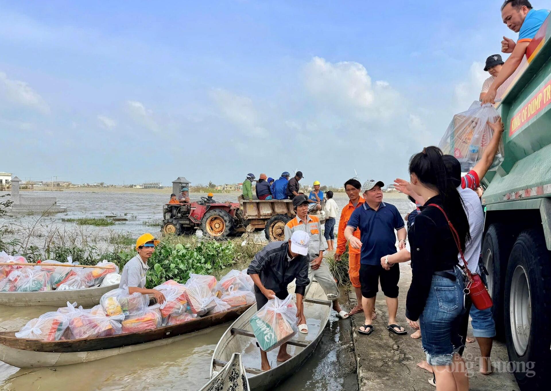 Nỗ lực đưa hàng nghìn phần quà đến người dân vùng rốn lũ Gia Lai - 3