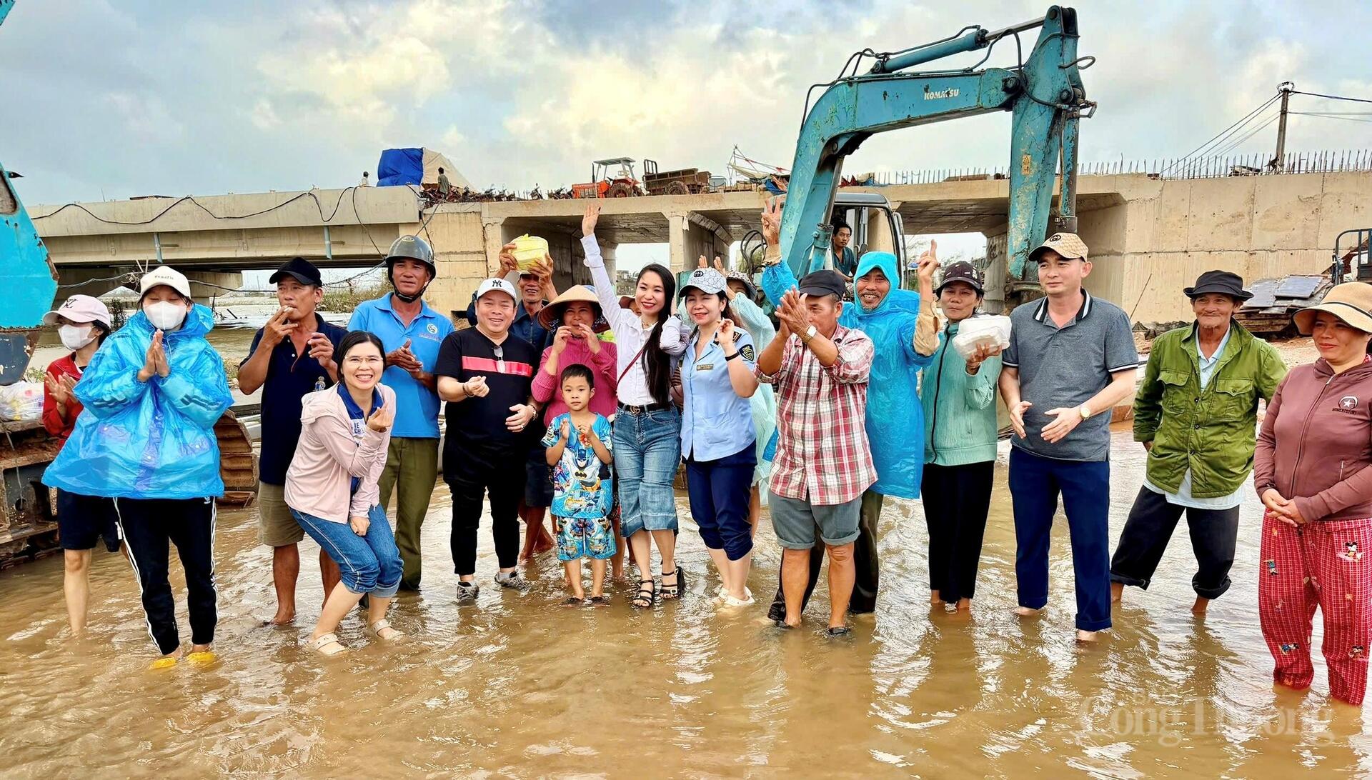 Nỗ lực đưa hàng nghìn phần quà đến người dân vùng rốn lũ Gia Lai - 8