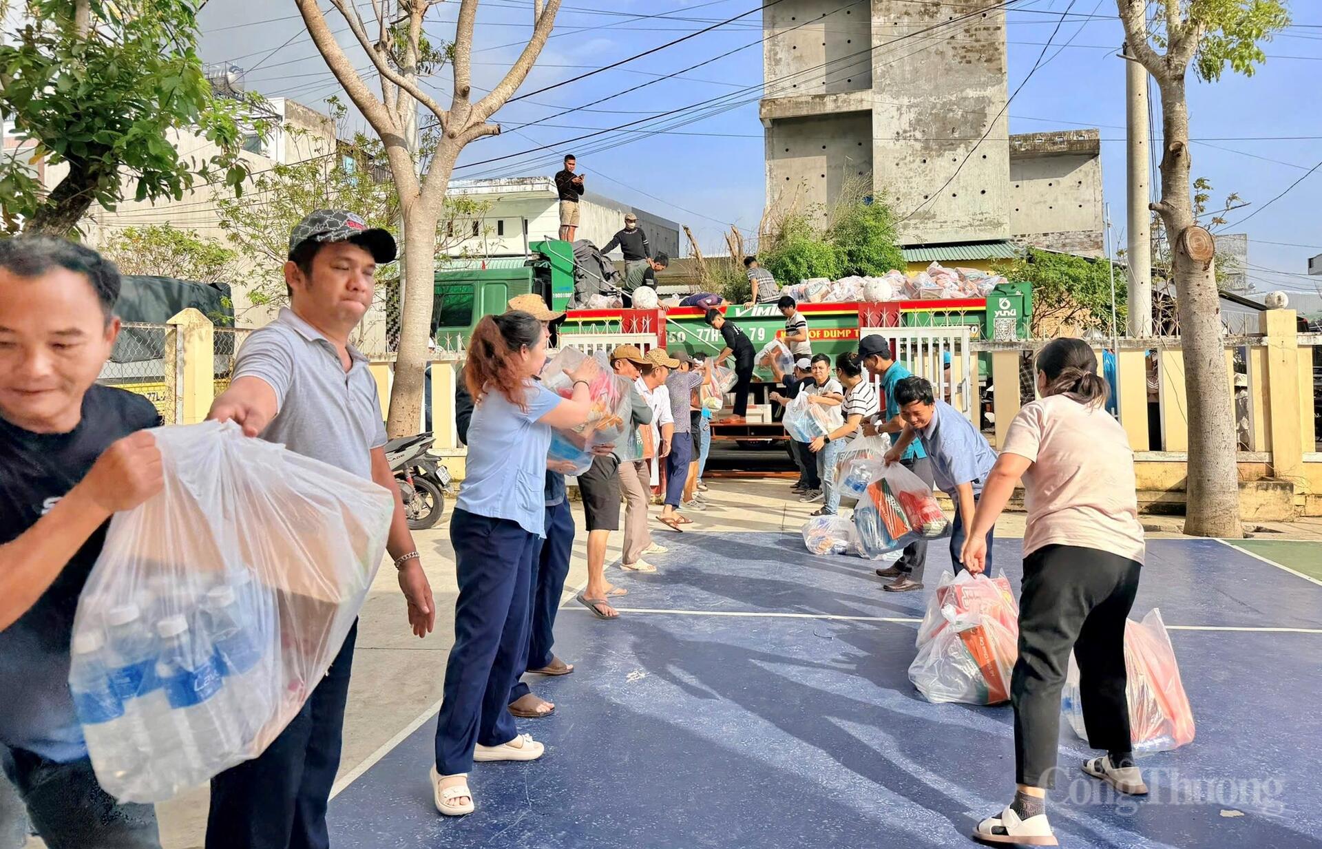 Nỗ lực đưa hàng nghìn phần quà đến người dân vùng rốn lũ Gia Lai - 14