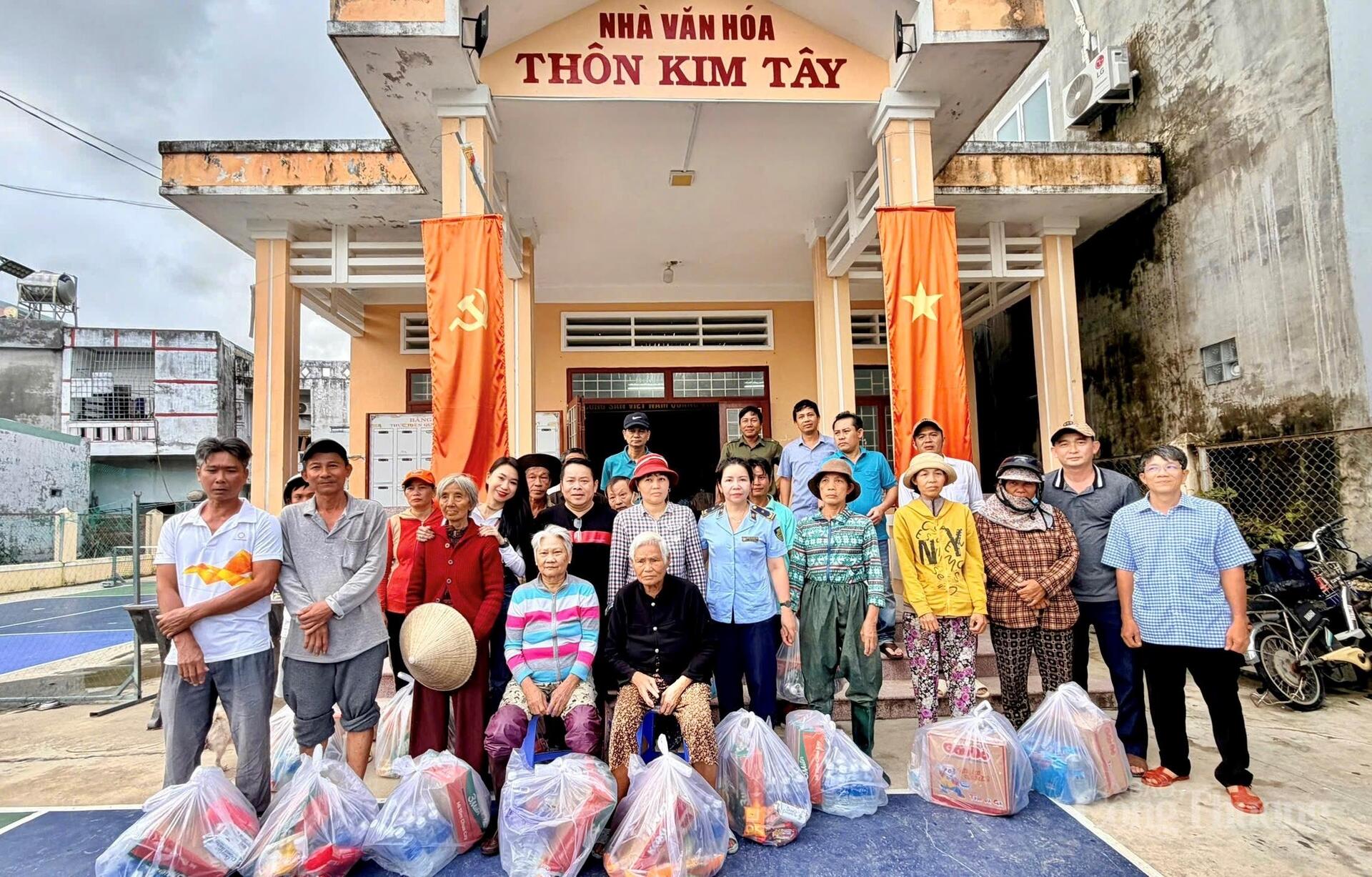 Nỗ lực đưa hàng nghìn phần quà đến người dân vùng rốn lũ Gia Lai - 16