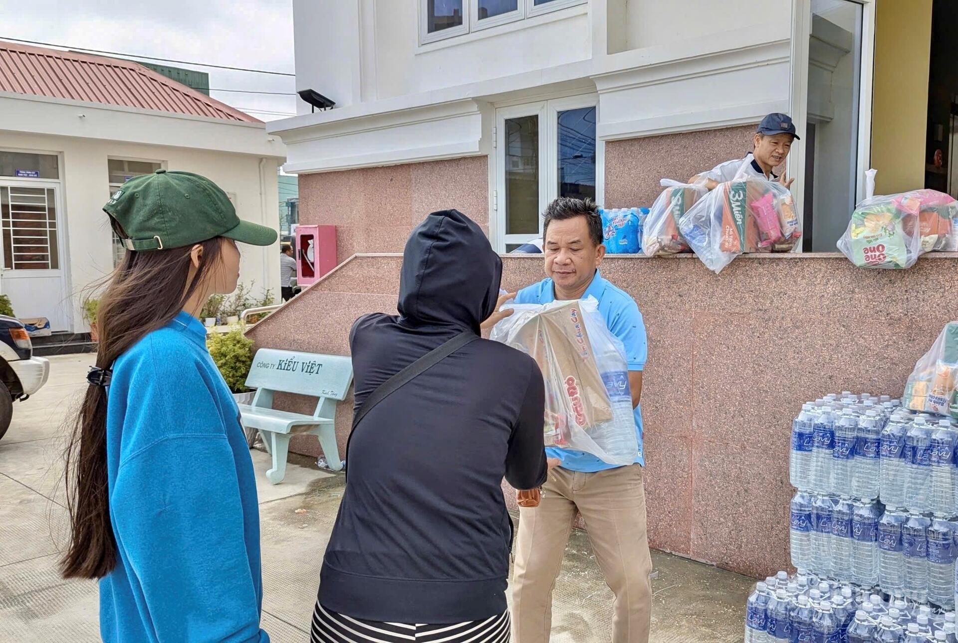 Nỗ lực đưa hàng nghìn phần quà đến người dân vùng rốn lũ Gia Lai - 17