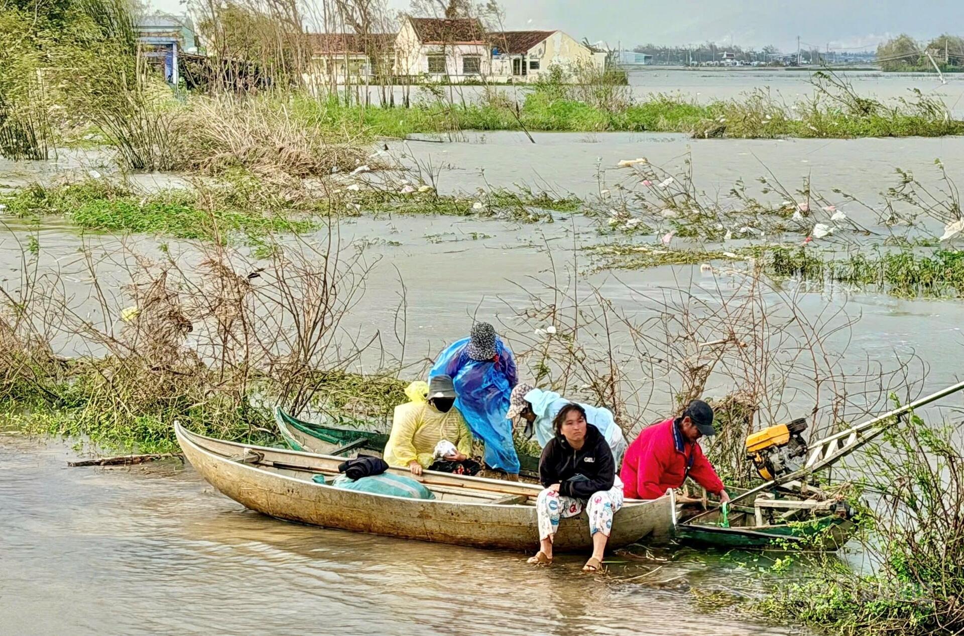 Nỗ lực đưa hàng nghìn phần quà đến người dân vùng rốn lũ Gia Lai - 6