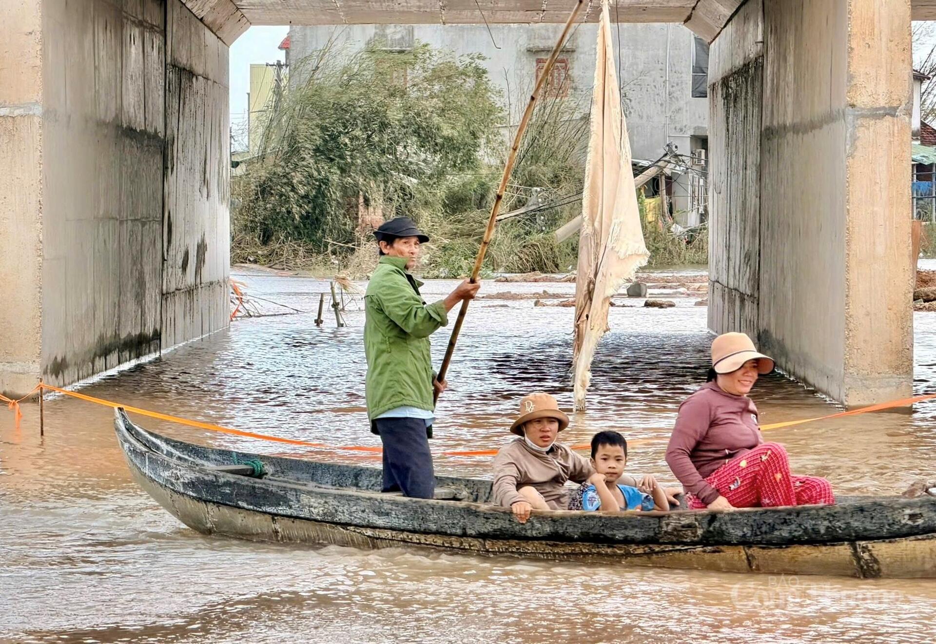 Nỗ lực đưa hàng nghìn phần quà đến người dân vùng rốn lũ Gia Lai - 7