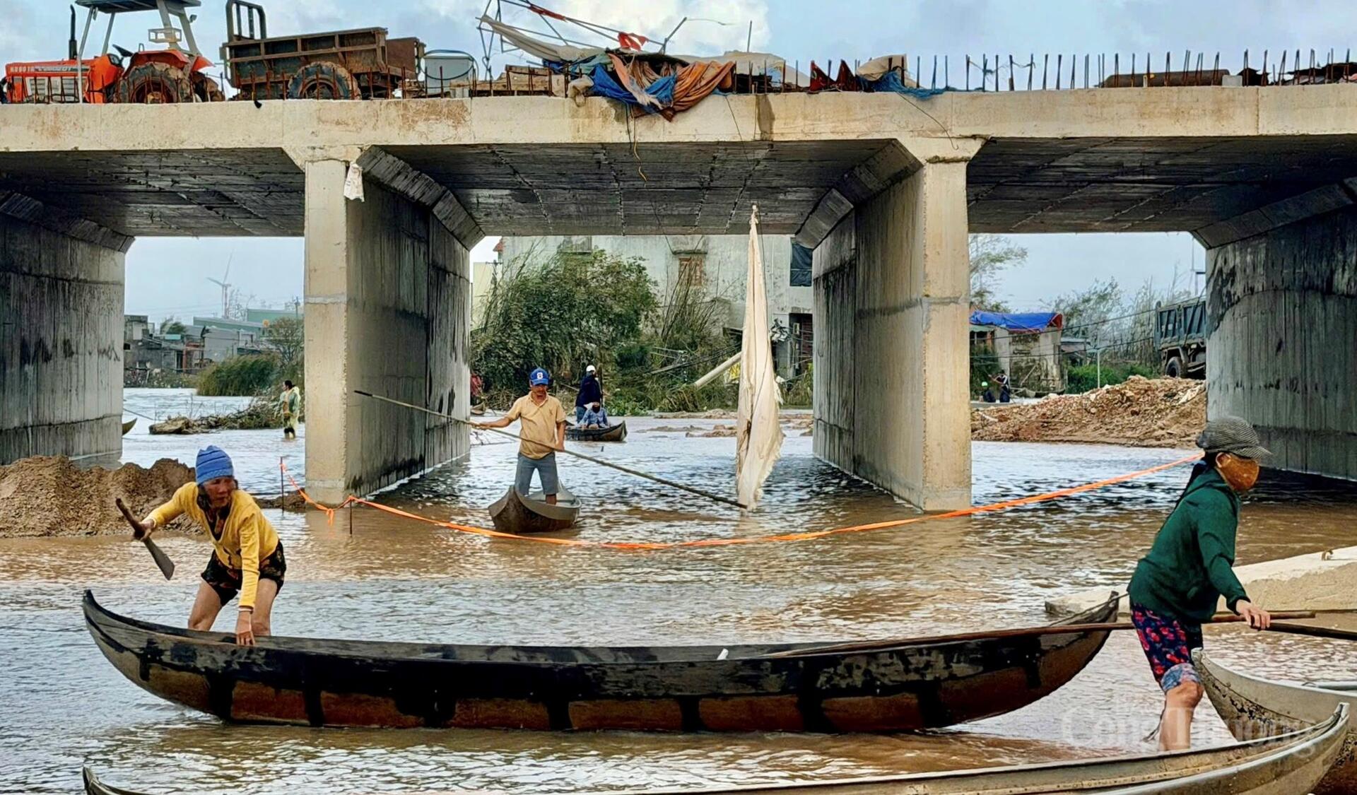 Nỗ lực đưa hàng nghìn phần quà đến người dân vùng rốn lũ Gia Lai - 5