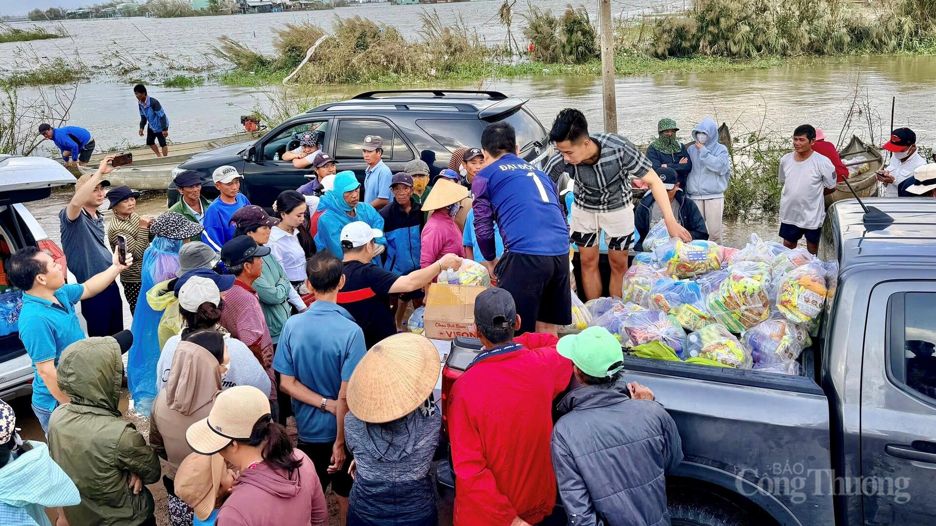 Nỗ lực đưa hàng nghìn phần quà đến người dân vùng rốn lũ Gia Lai - 12