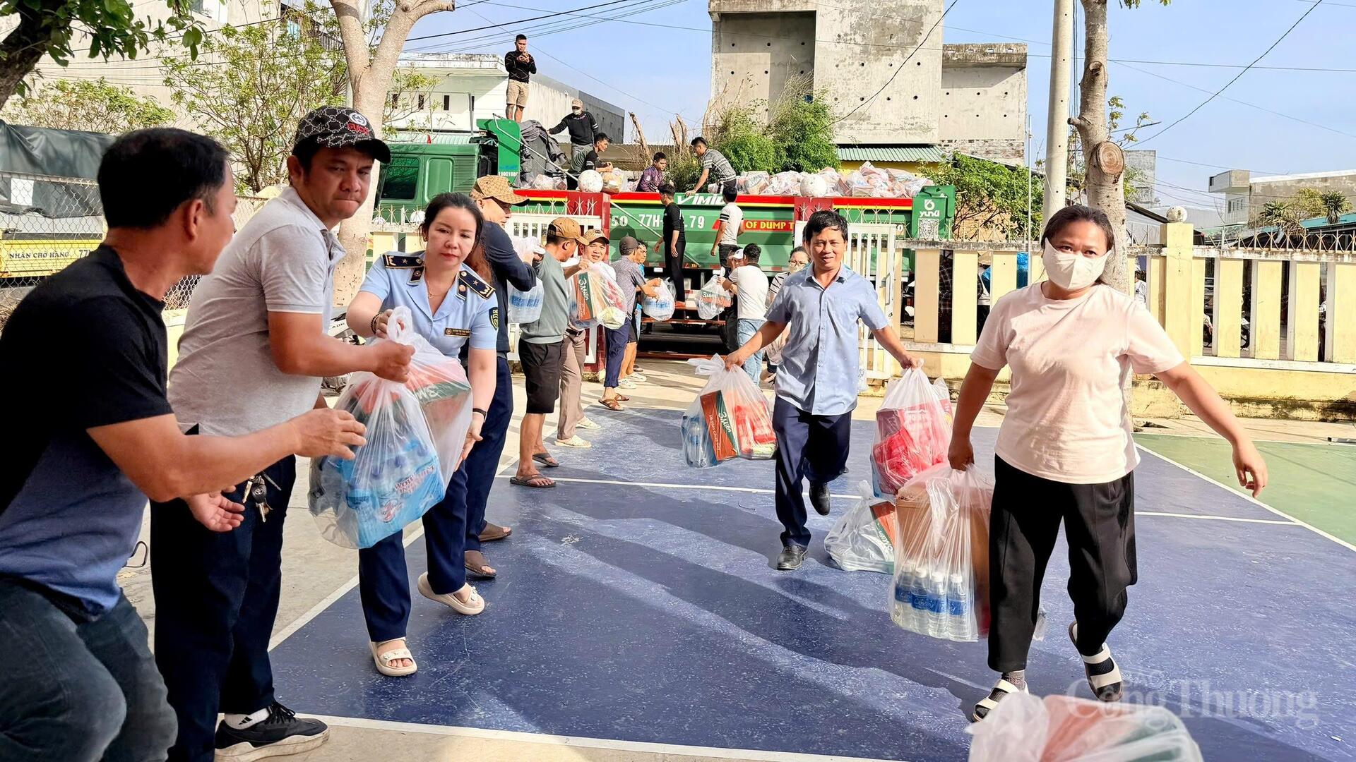 Nỗ lực đưa hàng nghìn phần quà đến người dân vùng rốn lũ Gia Lai - 15