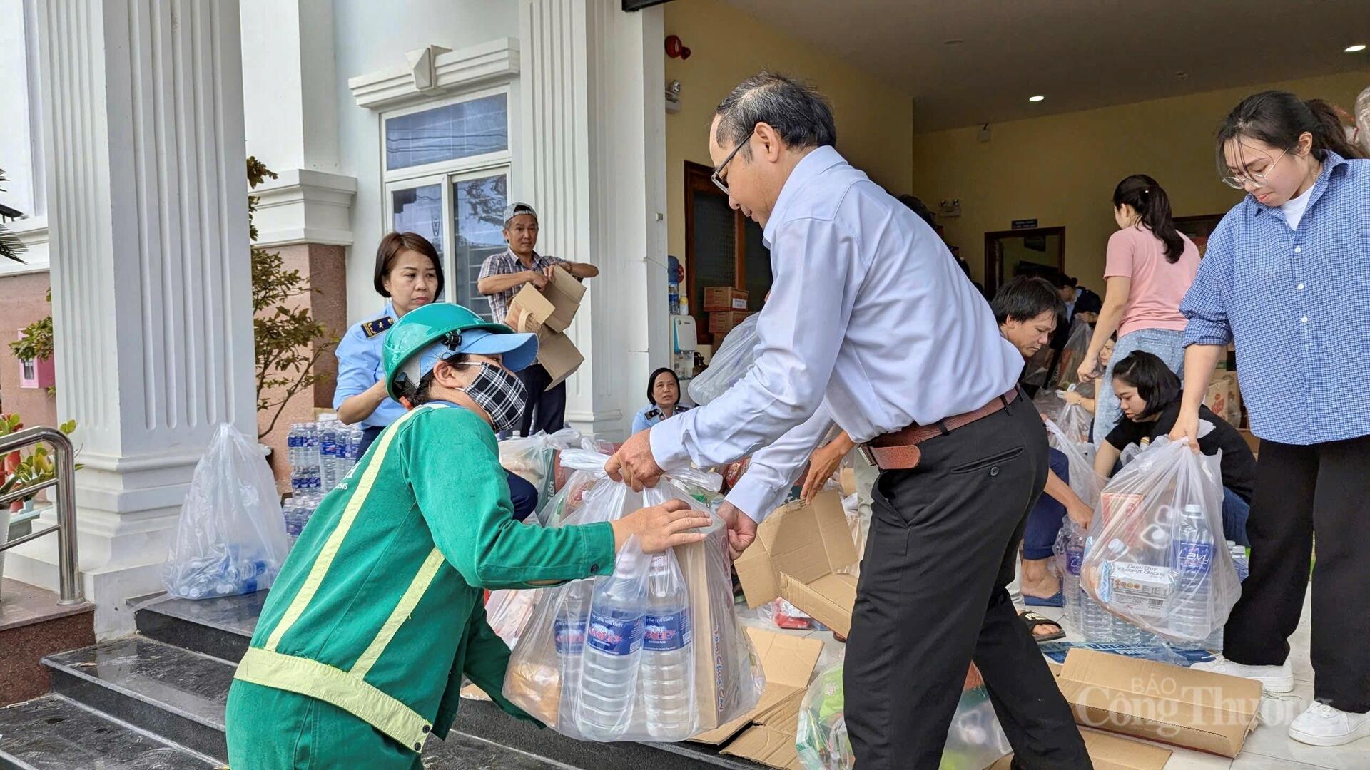 Nỗ lực đưa hàng nghìn phần quà đến người dân vùng rốn lũ Gia Lai - 18