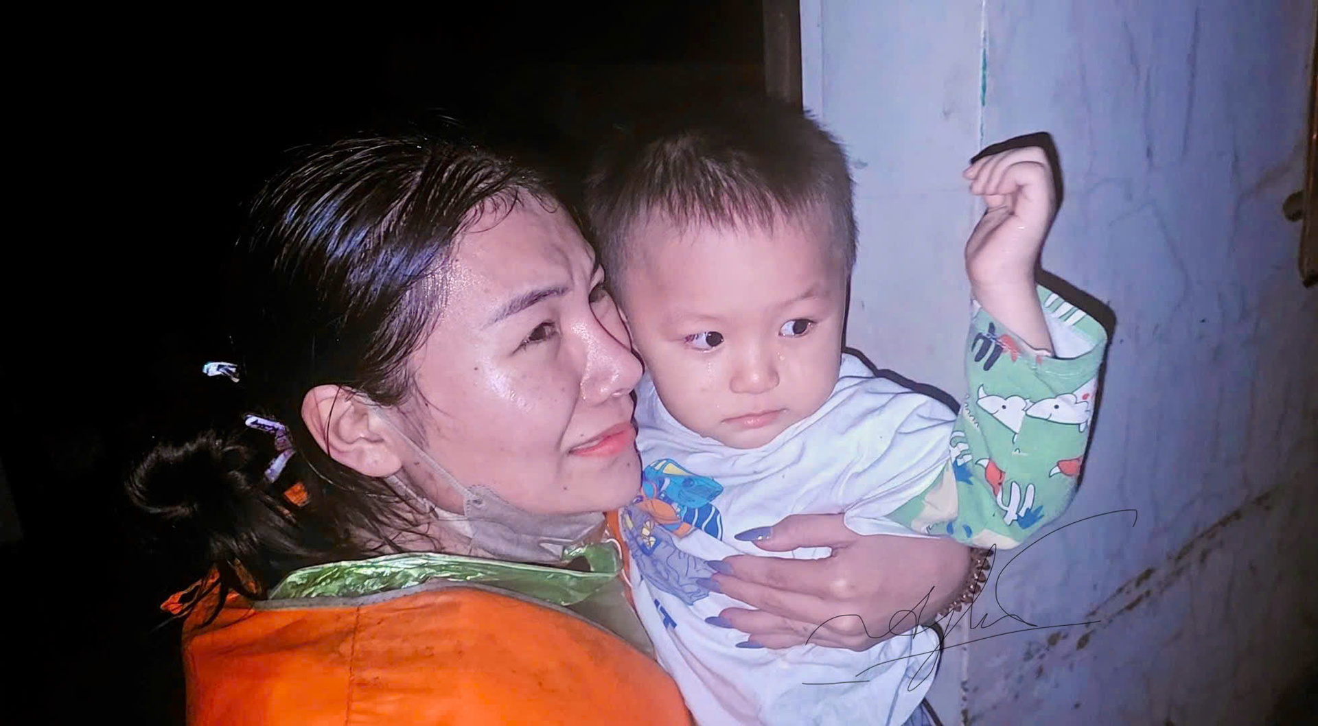 Chị Huyền và con trai 20 tháng tuổi nức nở khi thấy lực lượng cứu hộ. Ảnh: Mạnh Hiếu