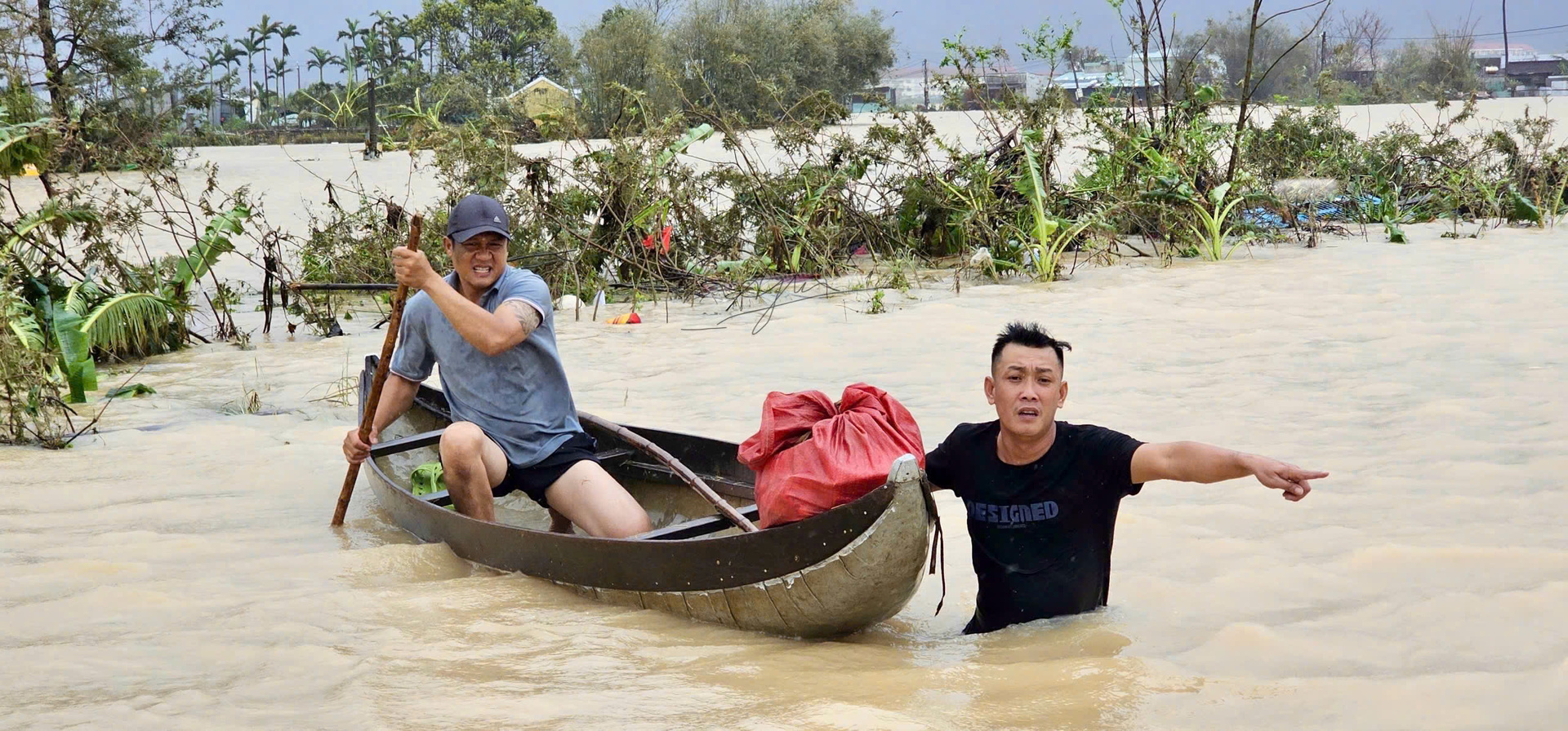 Các thành viên của đội cứu hộ ở Nhơn Lý, Nhơn Kari phải ngâm mình trong nước lũ nhiều ngày liền.