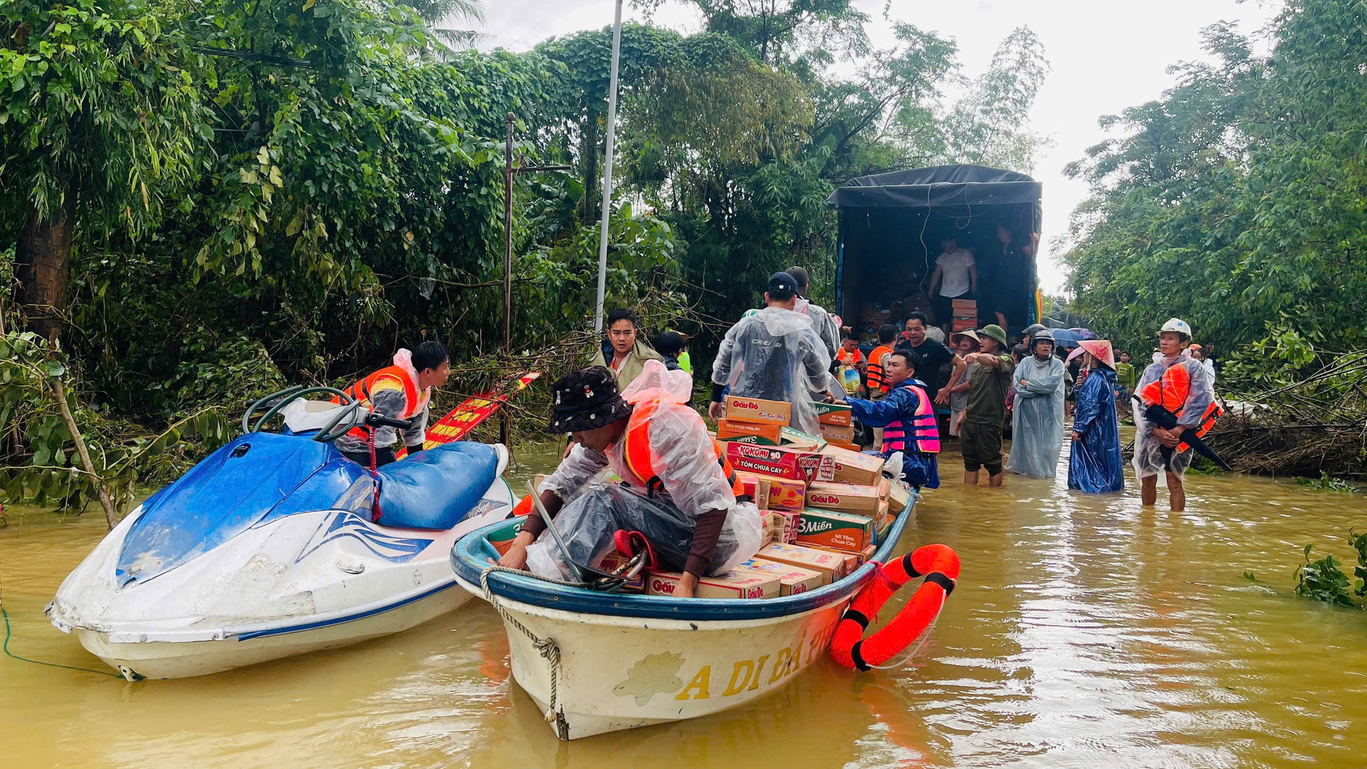 Các đội cứu hội huy động tất cả thuyền, cano, áo phao và nhu yếu phẩm để hỗ trợ người dân trong vùng bị cô lập.