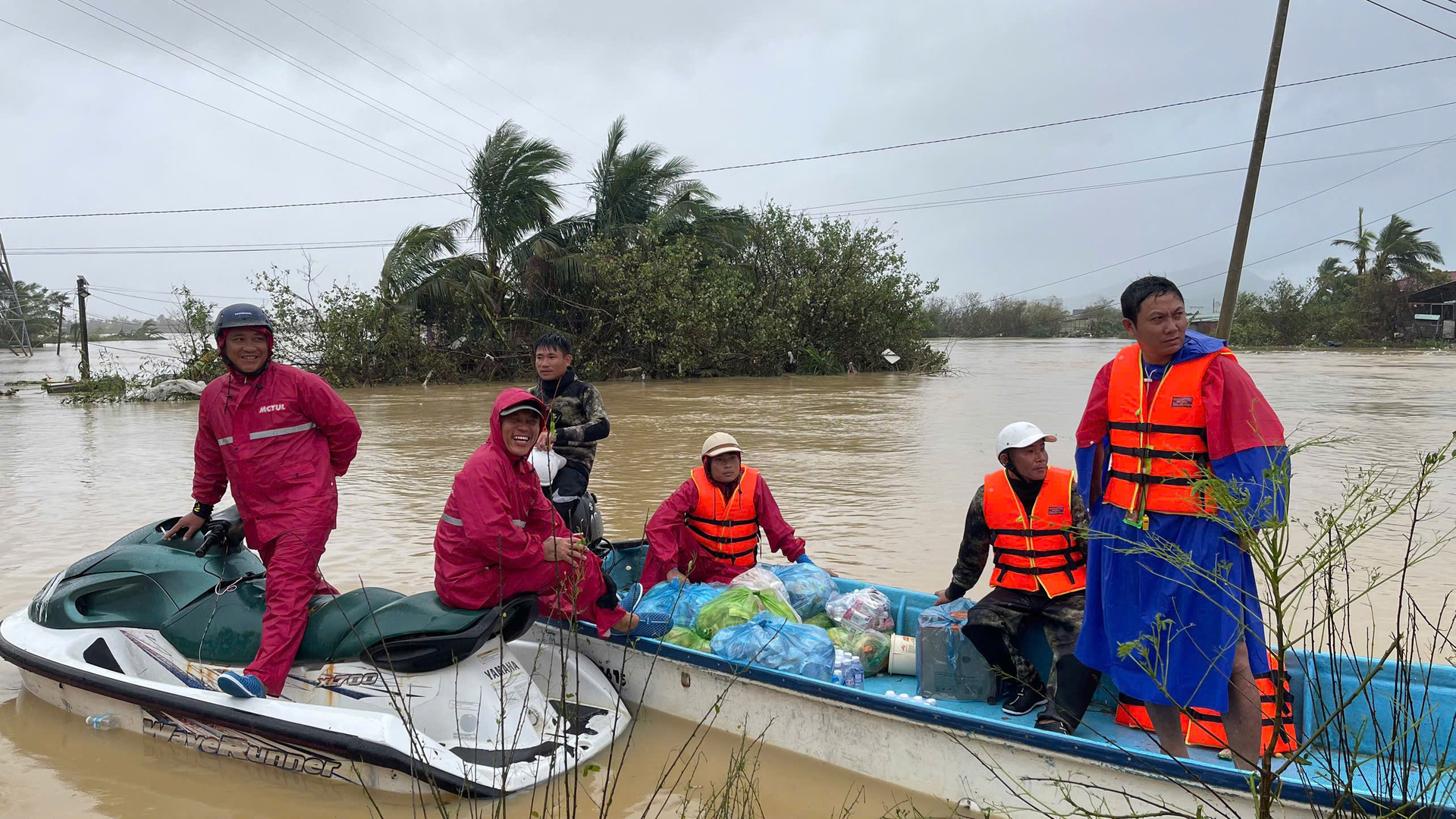 Mặc dù phải liên tục di chuyển đến các vùng ngập sâu để cứu bà con trong nhiều ngày, các thành viên của đội cứu hộ, cứu nạn vẫn luôn lạc quan.